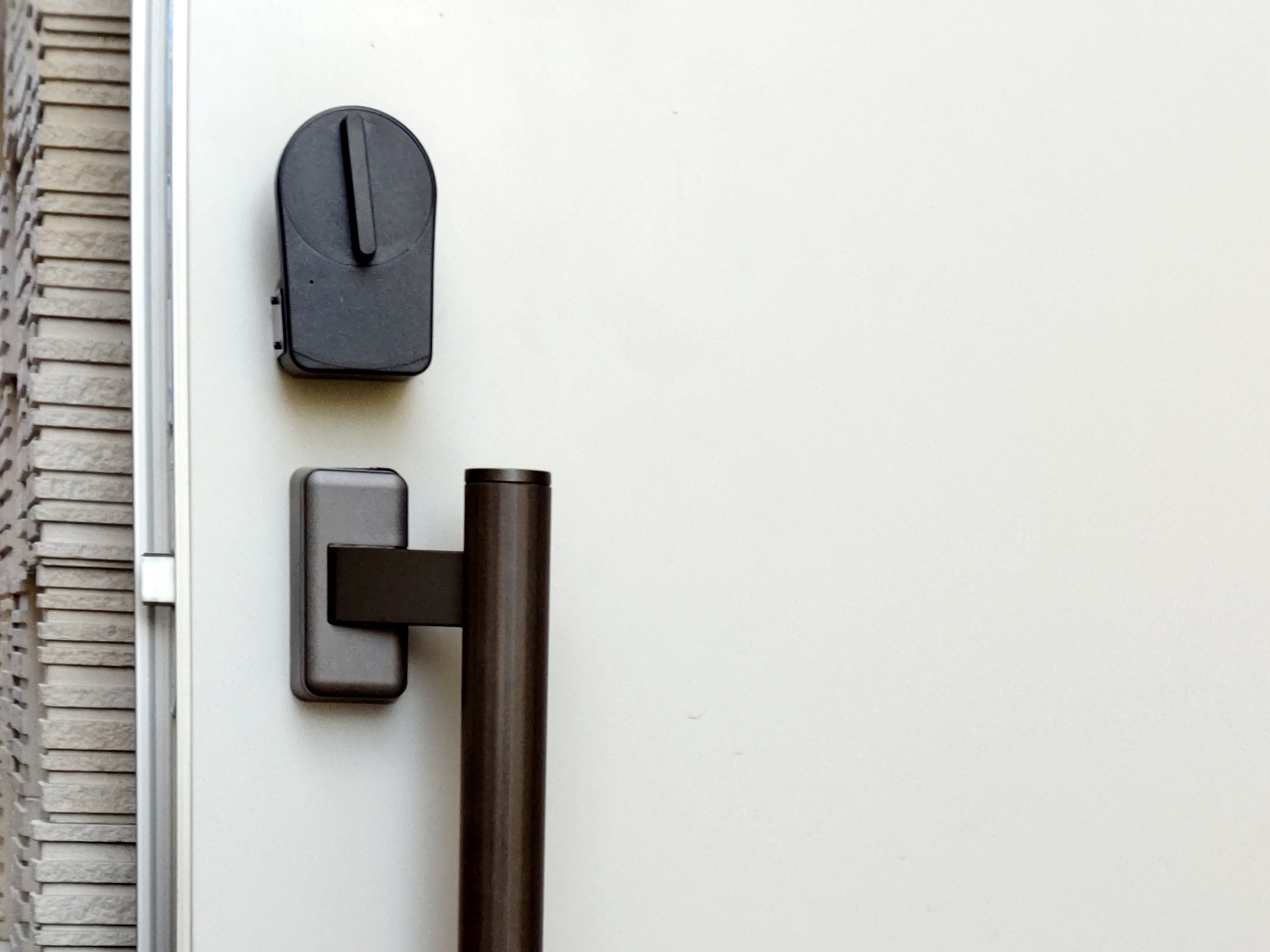 玄関扉に設置しているCANDY HOUSEのスマートロック「SESAME 4」