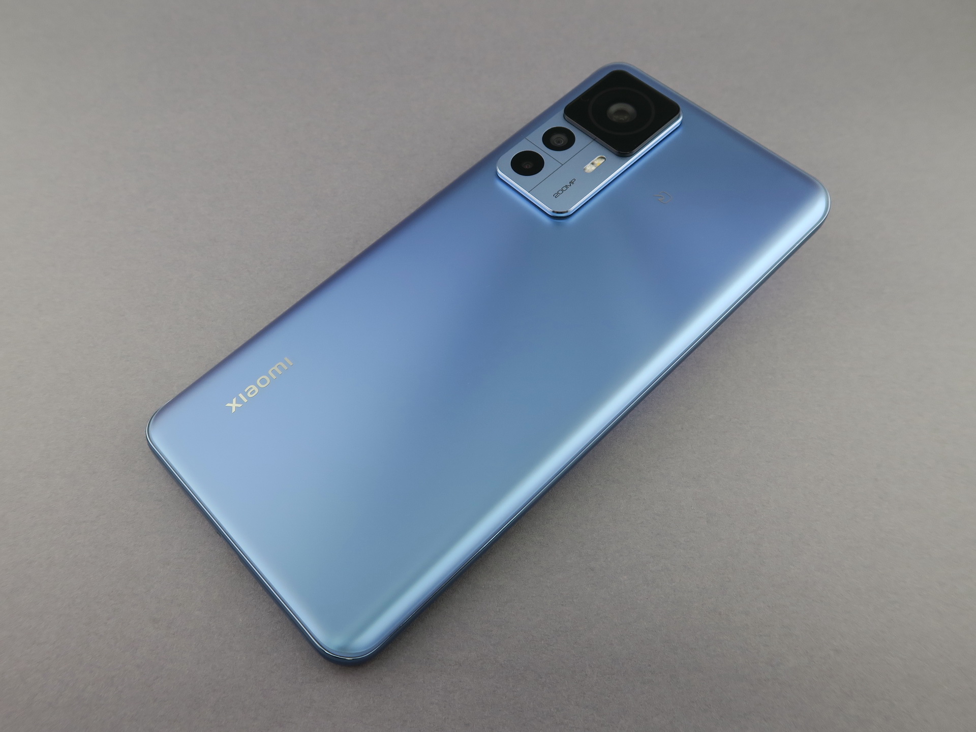 背面は指紋や手の跡が残りにくいマットな仕上がり。サラッとした触り心地