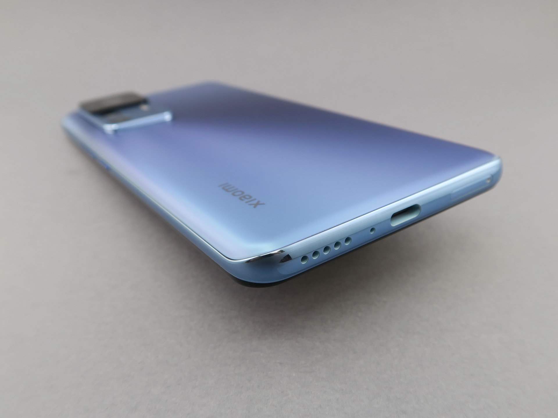 本体下部にはUSB Type-C外部接続端子を備える