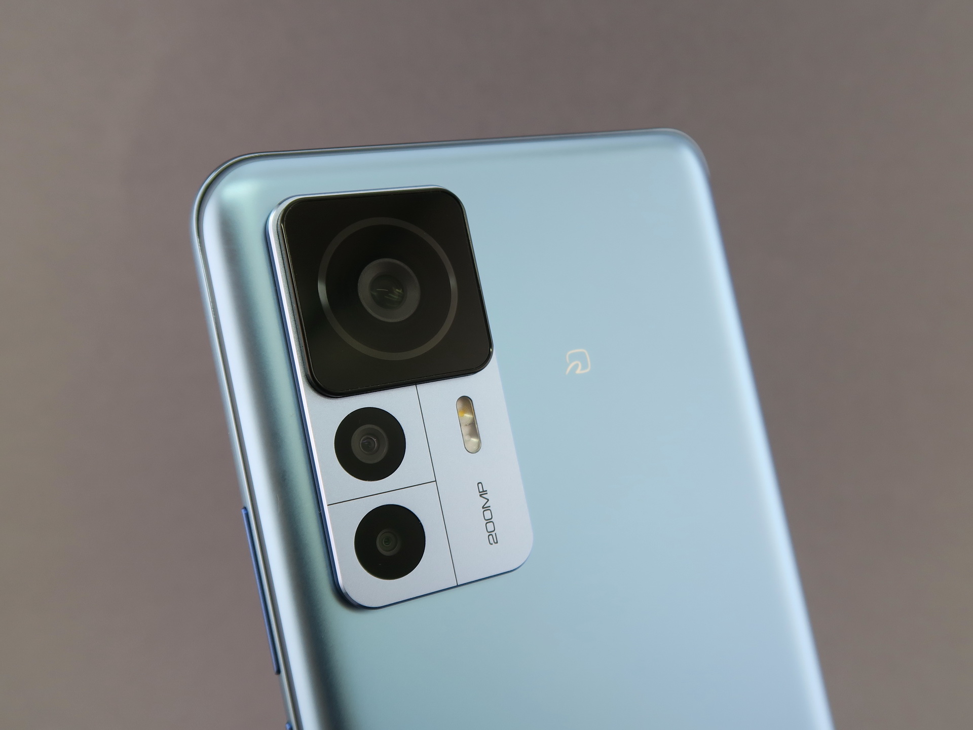 背面のカメラ部はもっとも口径の大きなものが2億画素イメージセンサーを利用した広角カメラ。その下に備えられているのが800万画素広角カメラと200万画素マクロカメラ