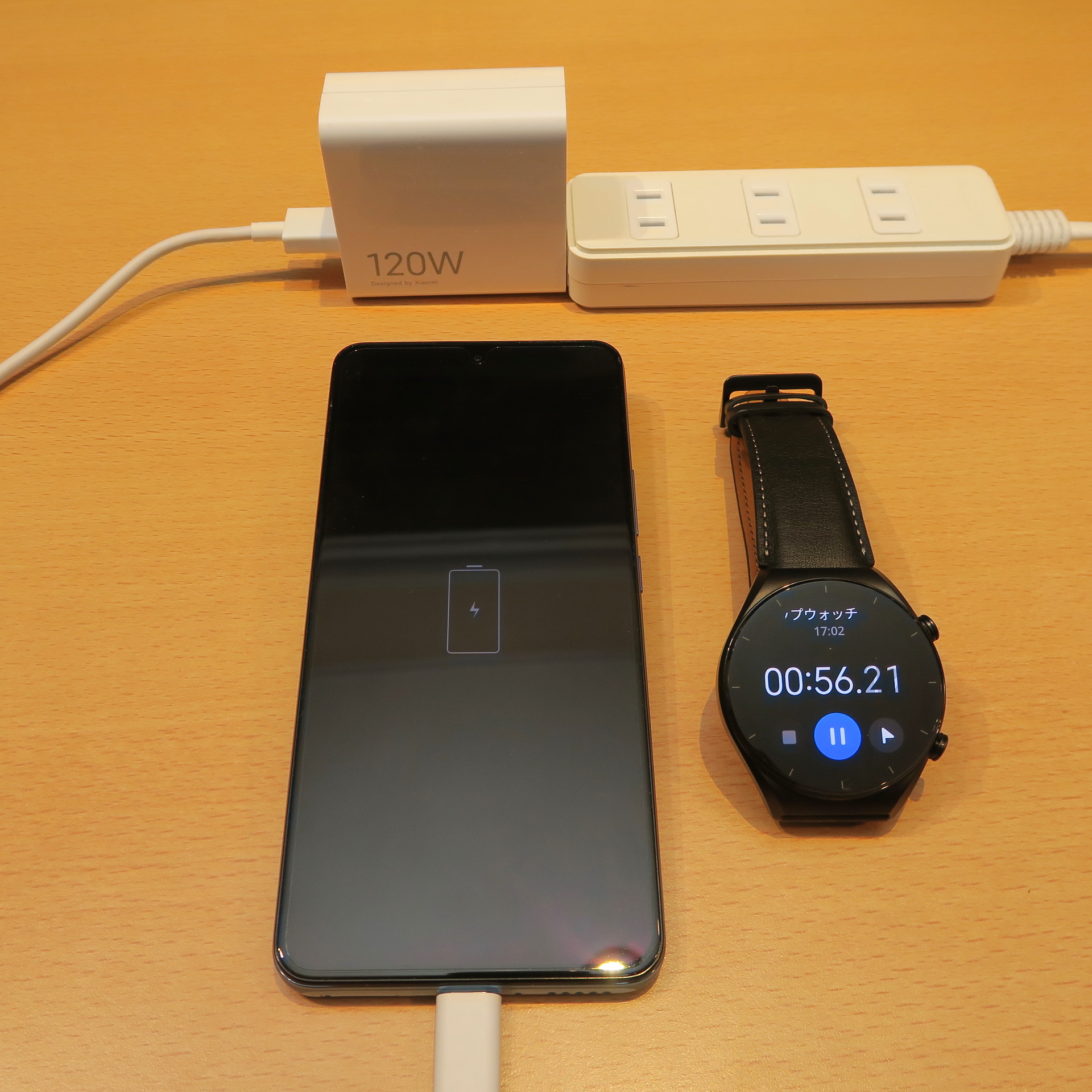 同梱の120W専用充電器とUSBケーブルを使い、『神ジューデン』を試してみた。ほぼ放電した状態では、画面中央に表示されるアイコンにも残量が表示されない。計測はXiaomi Watch S1のストップウォッチ機能を利用