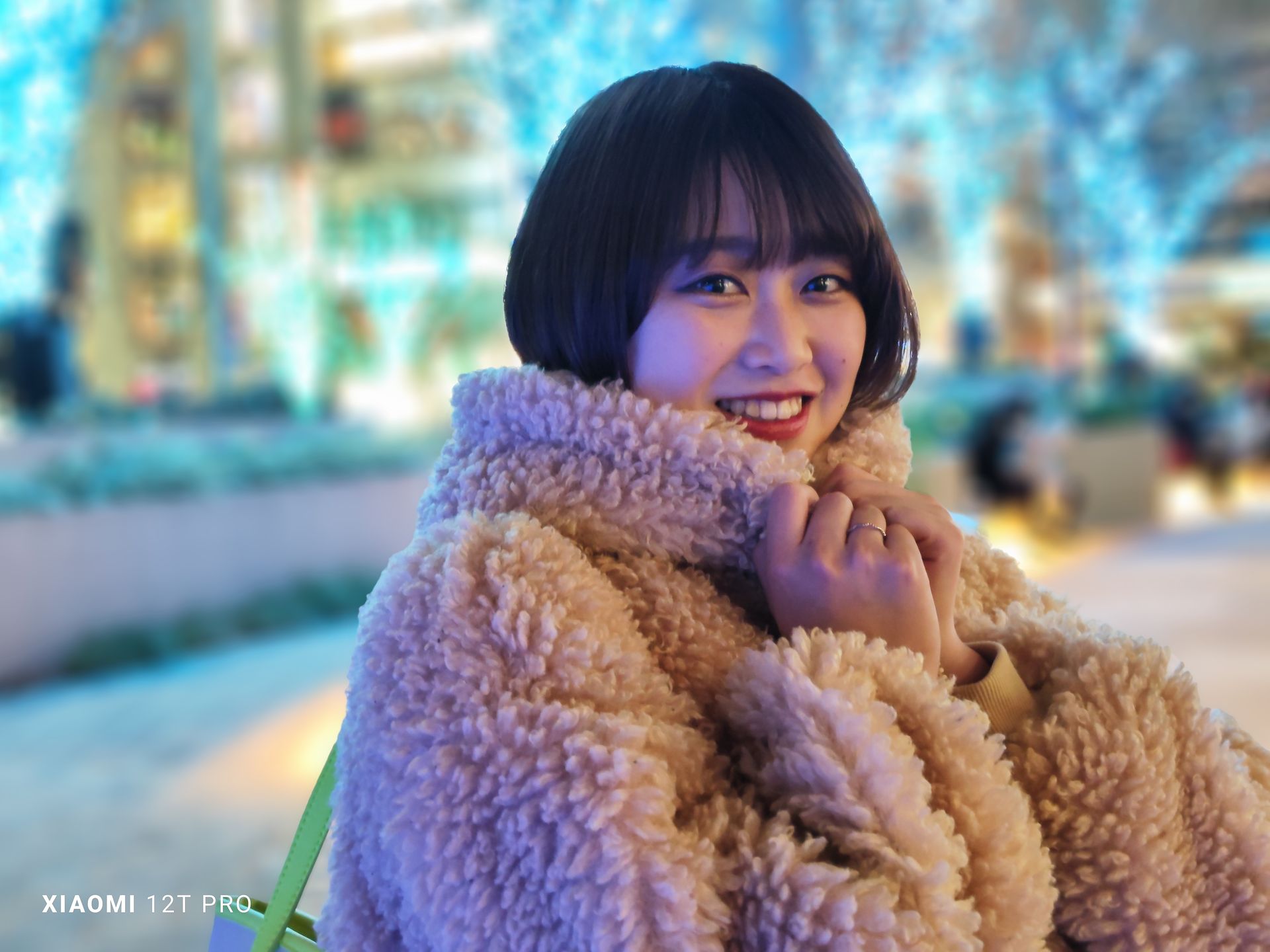 周囲のブルーのイルミネーションの影響を受けたが、背景がうまくボケたポートレートを撮影できた。モデル：葵木ひな（Twitter：@hina1006ta_aoki、<a href="http://bonbon-famin.com/">ボンボンファミン・プロダクション</a>）