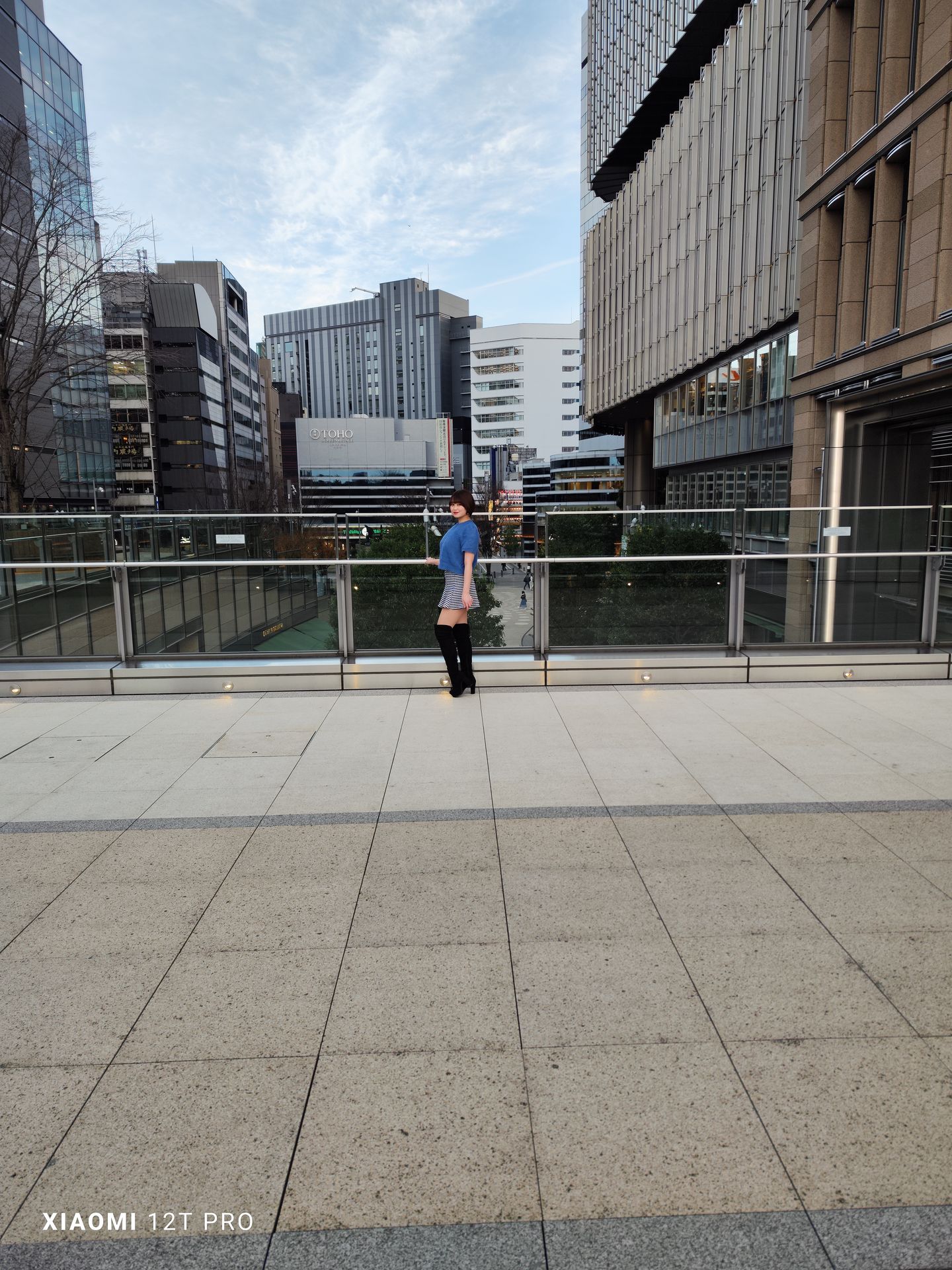 ［カメラ］アプリを起動し、撮影モードの［もっと見る］で［ウルトラHD］を選んだ後、画面上段の［200MP］を選び、「2億画素超HDモード」で撮影。ビニングを使わずに撮影され、撮影解像度は「12288×16384ドット」になる。ファイルサイズは約50MBと大きい