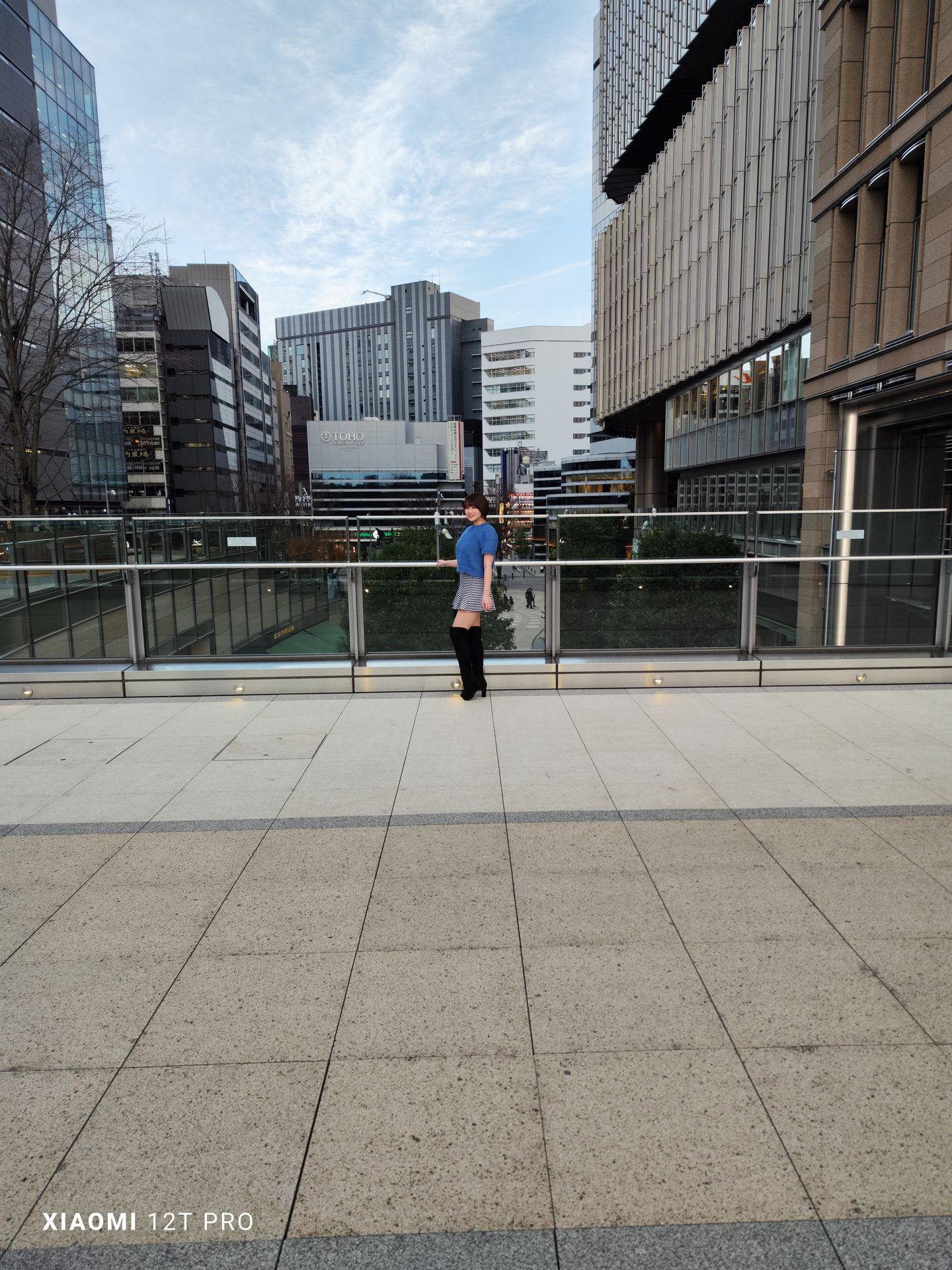 ［カメラ］アプリを起動し、撮影モードの切り替えで［もっと見る］を選び、［ウルトラHD］を選んだ状態で撮影。2×2ビニングで撮影されるため、撮影解像度は「6144×8192ドット」になる