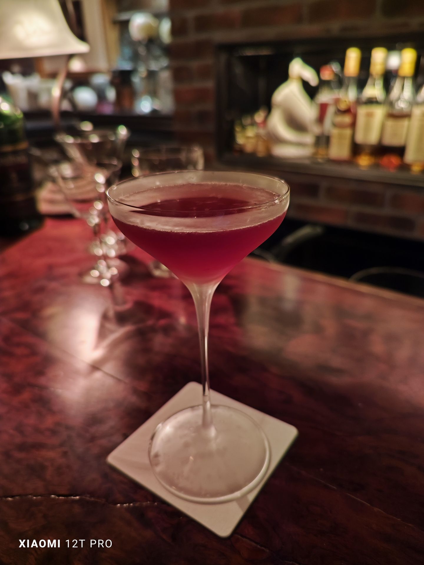 いつもの薄暗いバーで撮影。カクテルグラスをくっきり捉え、背景もぼかして、撮影できている