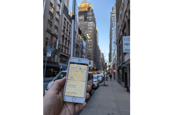 ニューヨークの街をスマートフォン片手に移動する