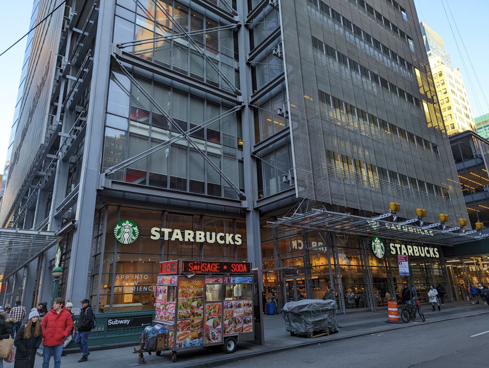 タイムズスクエアにあるStarbucks Pickupの店舗にやってきた。New York Times本社ビルの1階にあたる