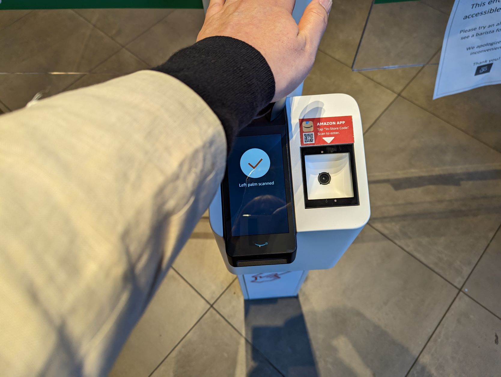 店内の喫茶スペース兼Amazon GoのエリアにはAmazon Oneの認証ゲートを使って進入
