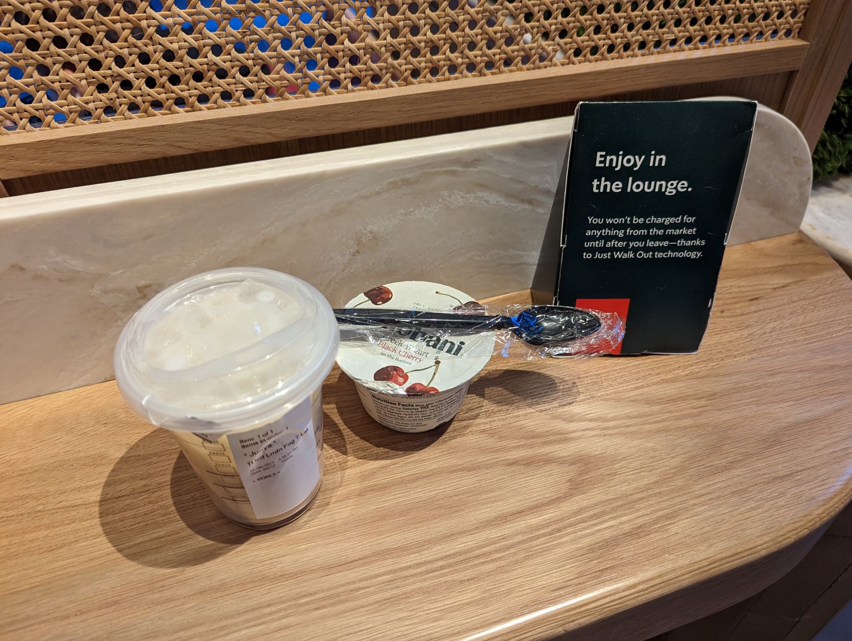 ティーラテにヨーグルトを組み合わせてみた。退店ゲートはラウンジの外にあるため、これを食べている時点ではヨーグルトの会計は行われていない