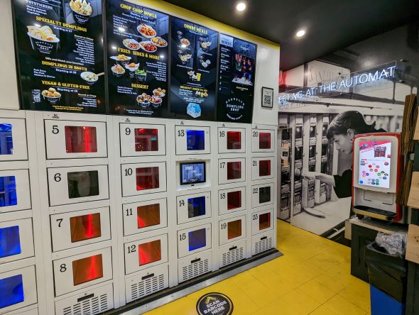 店内には受け取り用のロッカーがあるのみ。商品は後ろから補充され、保温機能もあるので時間が多少経過しても温かいまま受け取れる