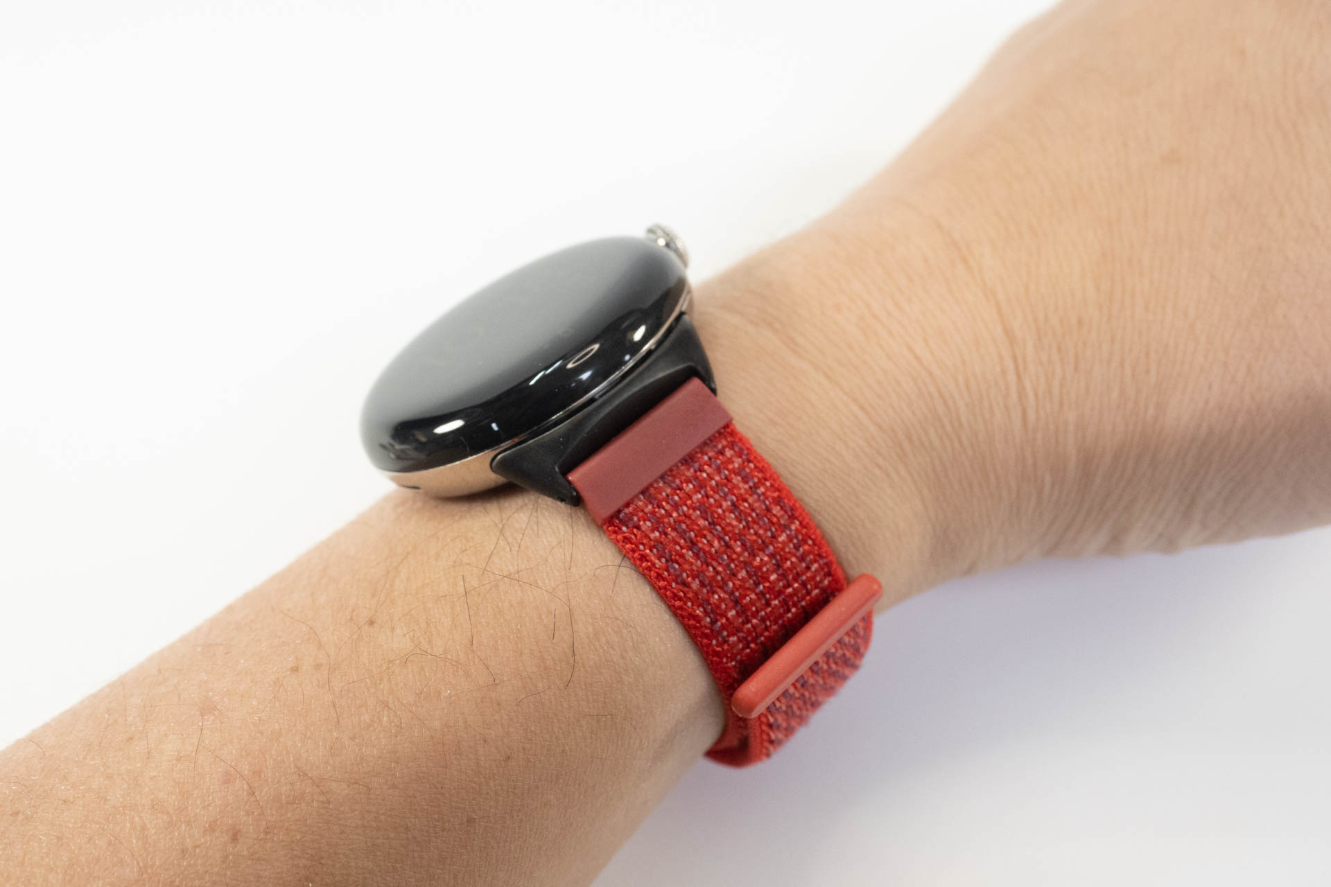 ナイロン製のループベルトを装着