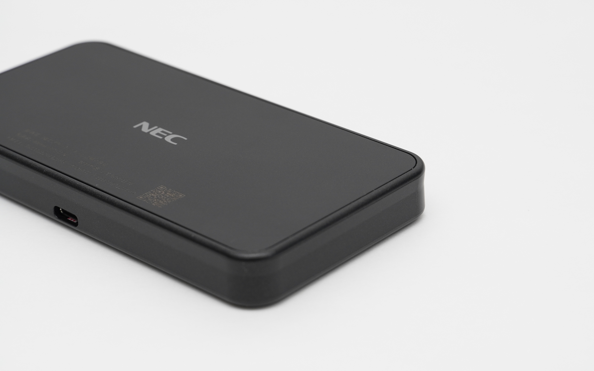 側面は全体的にくぼみがあり、掴んで持ち上げる際に手のかかりがよい形状