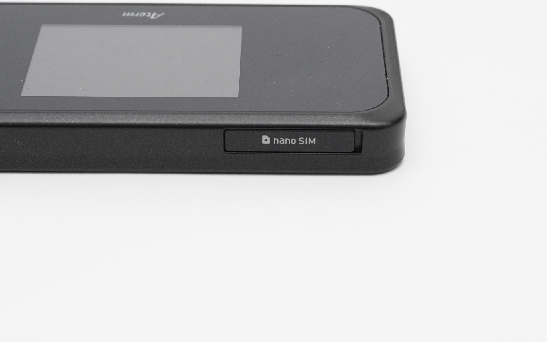 SIMスロットは上部にあり、爪で開いて取り出しができる