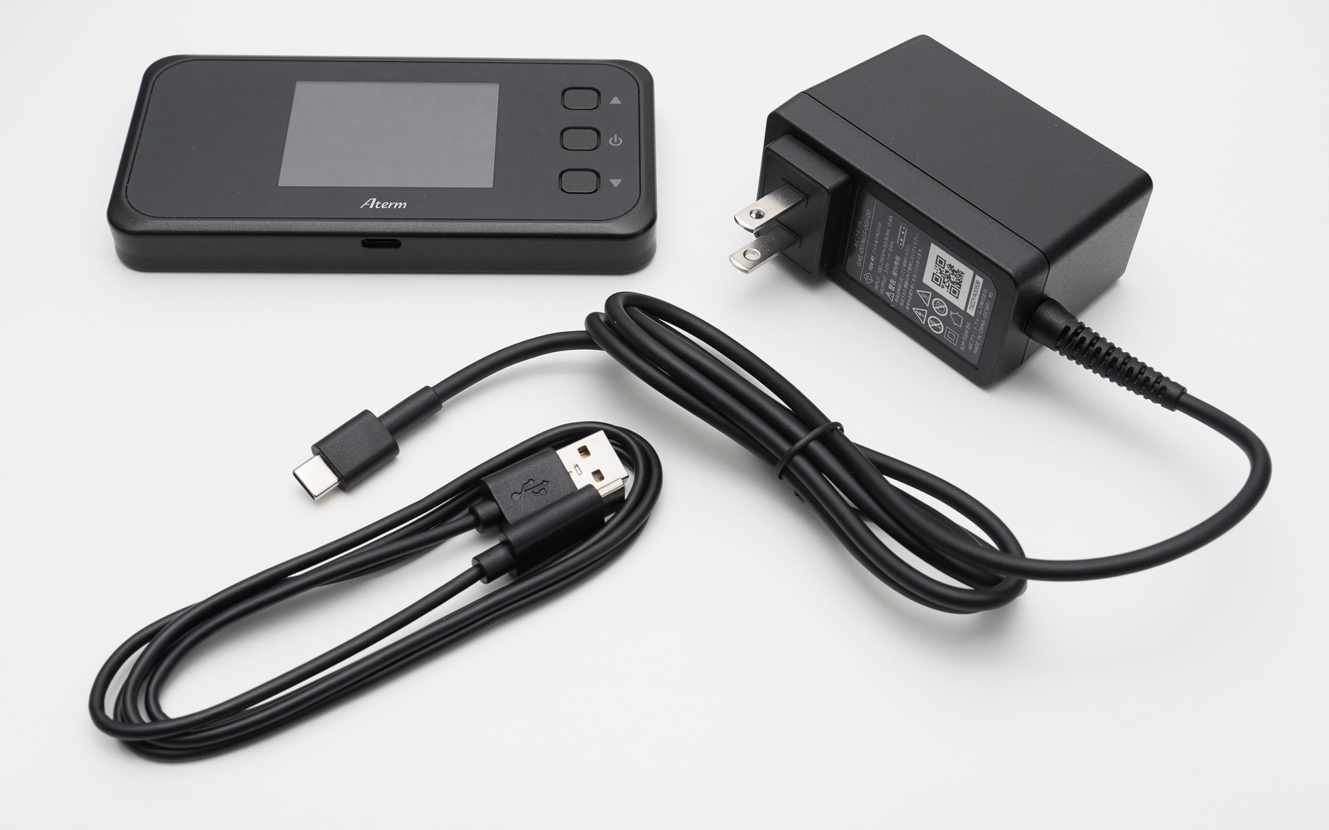 Aterm MR51FNと付属品。USBケーブルをパソコンにつなぐと有線で通信できる