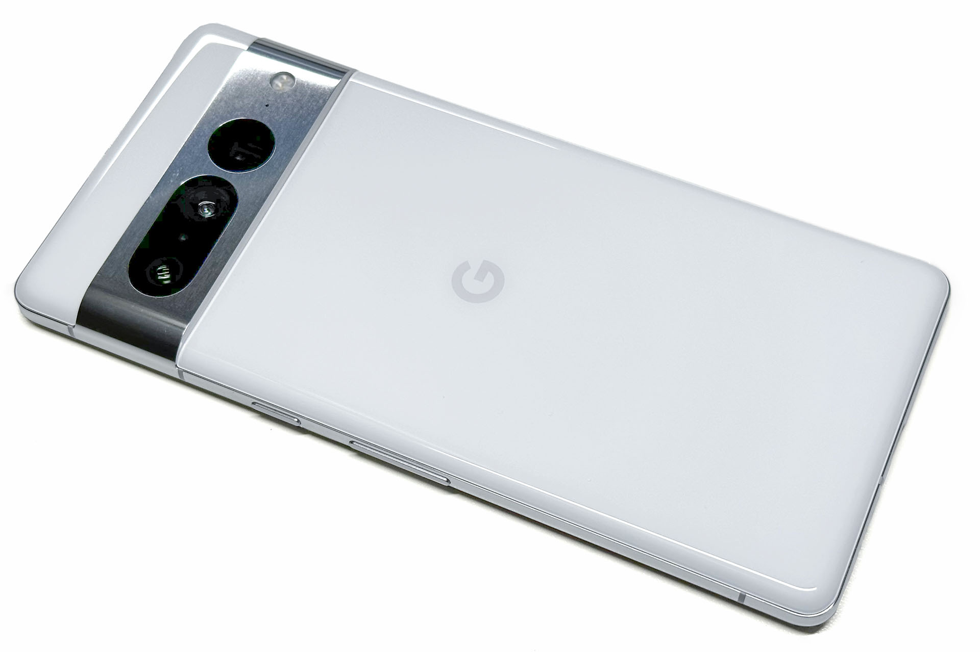 汎用のQi充電スタンドであるGoogle Pixel Stand（第2世代）。Googleストア直販価格は9570円。もちろん「Pixel 7 Pro」も充電できる