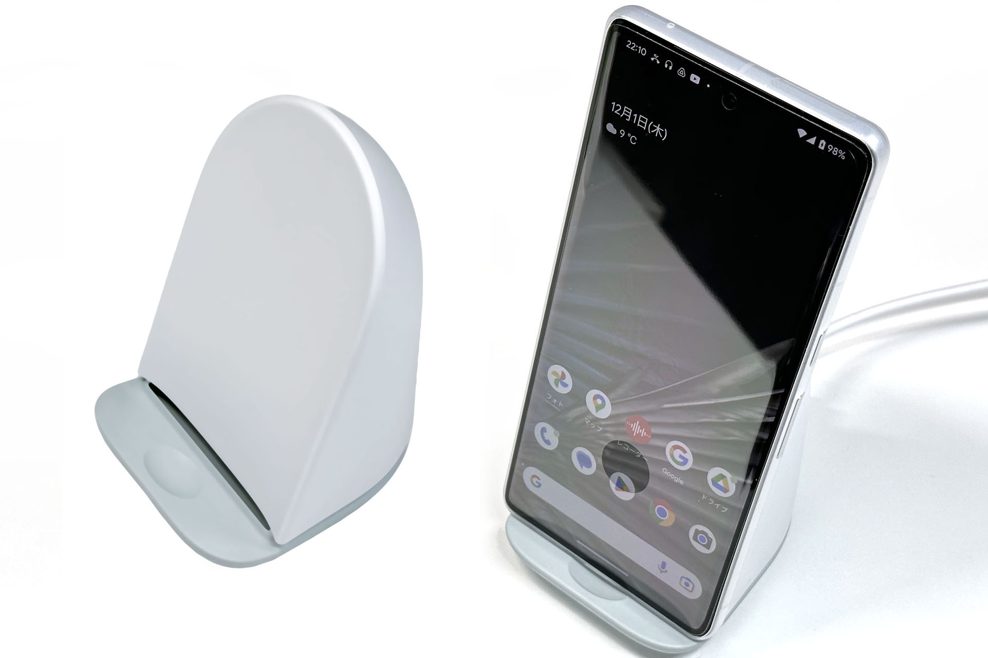 「Google Pixel Buds Pro」も充電可能。さらにMagSafe充電対応の「AirPods Pro（第2世代）」も充電可能できた（ただし縦向きか斜め向きにして置く必要がある）。「iPhone 14 Pro Max」も充電できた