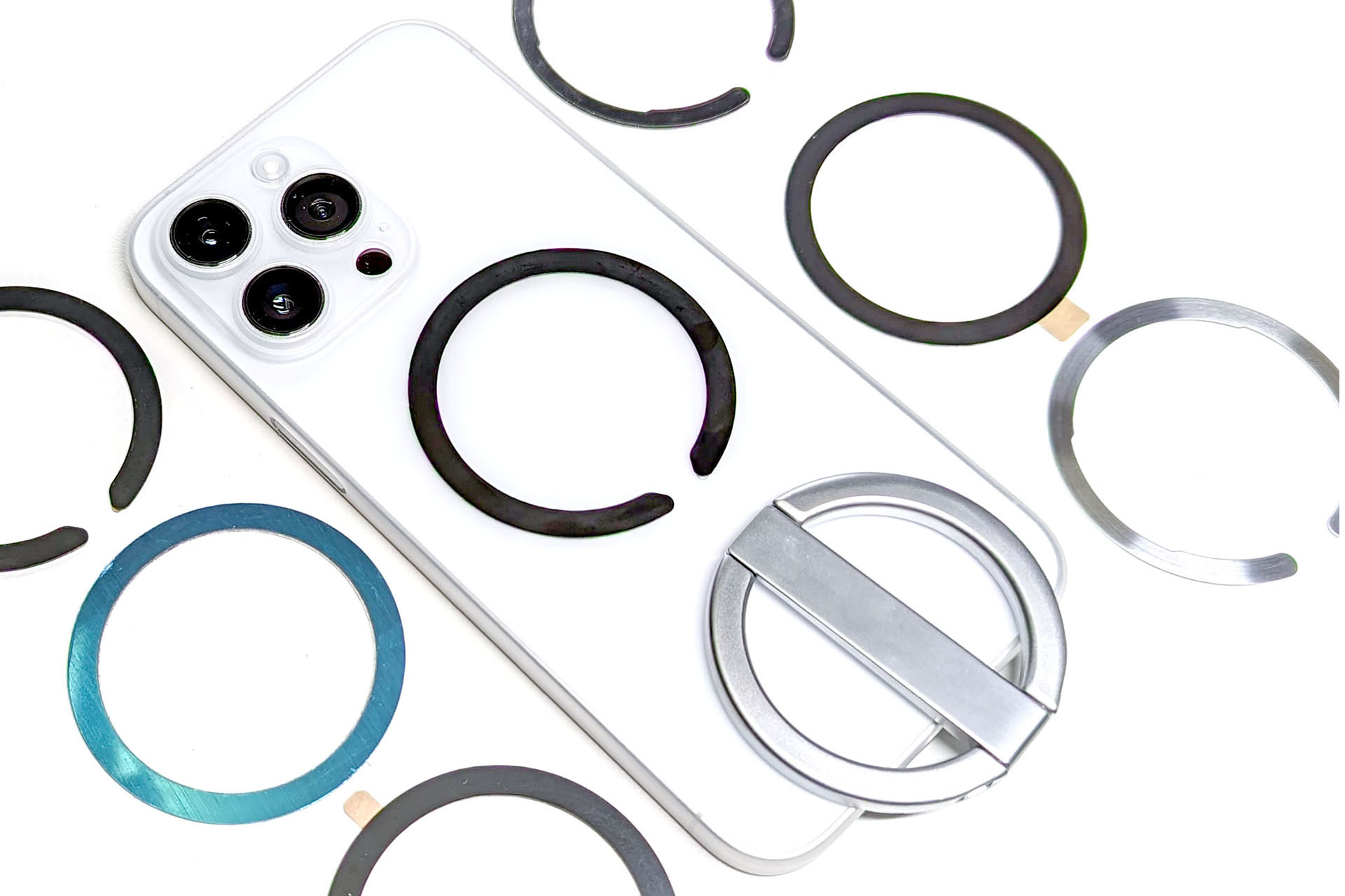 Qi対応スマートフォンの背面（Qi内蔵箇所）に貼ることで、Appleの<a href="https://www.apple.com/jp/shop/product/MHXH3AM/A/magsafe" class="strong bn" target="_blank">MagSafe充電器</a>でそのスマートフォンをQi充電できるようにするリング。激安品から高い品までイロイロあるが、まあだいたい似たような使用感だ