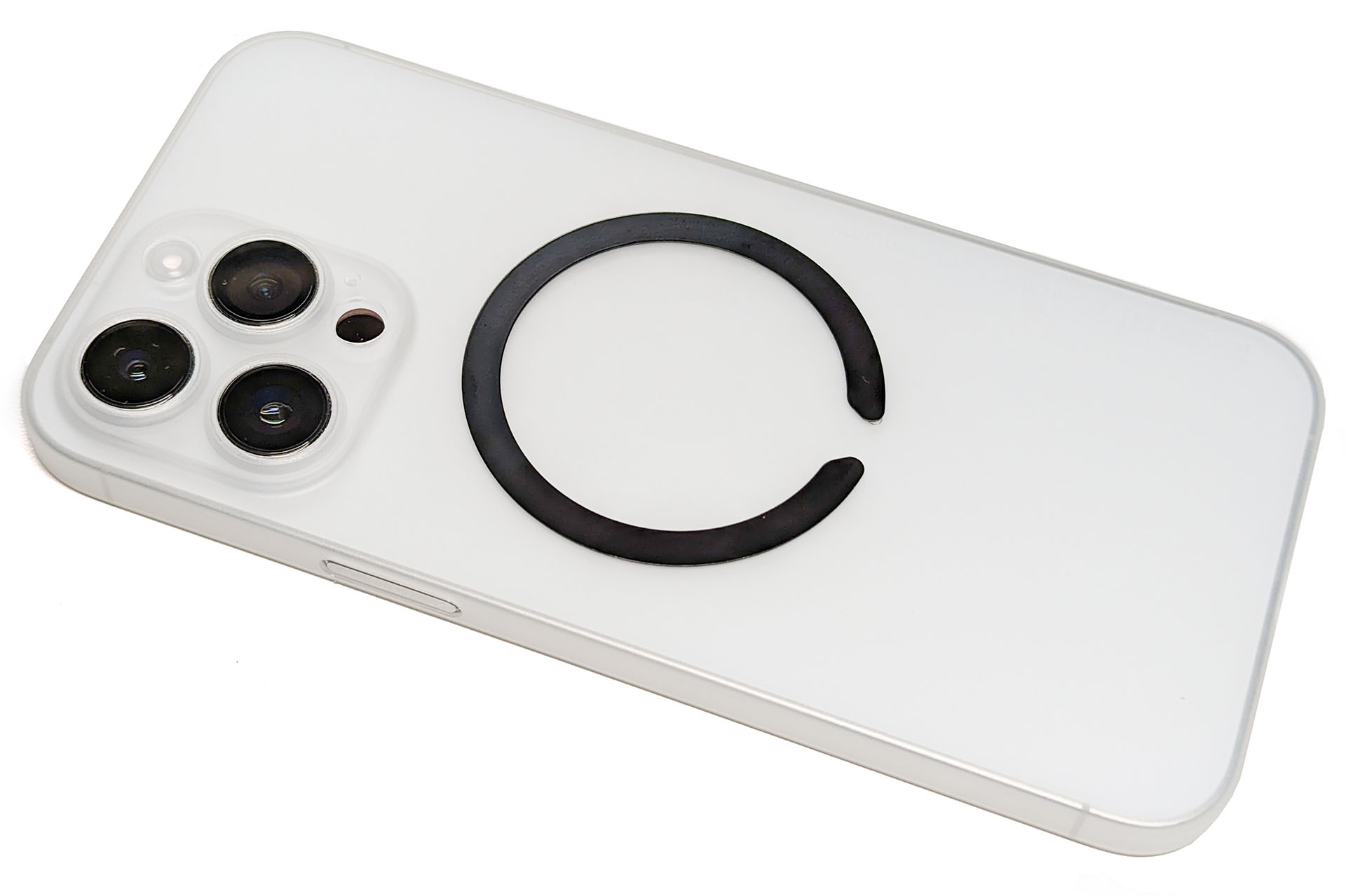 memumiブランドのiPhone用極薄ケースに金属リングを貼って使っている。現在は写真と違うリングを貼っているが、memumiブランド極薄ケースはどの手持ちリングとも相性がよく、剥がれることがない。使っているのはiPhone 14 Pro MaxでMagSafe対応だが、ケースを装着すると磁力によるiPhone吸着力が弱まり、MagSafe充電器からiPhoneが落ちそうになることがあるので、こんなリングを使っている