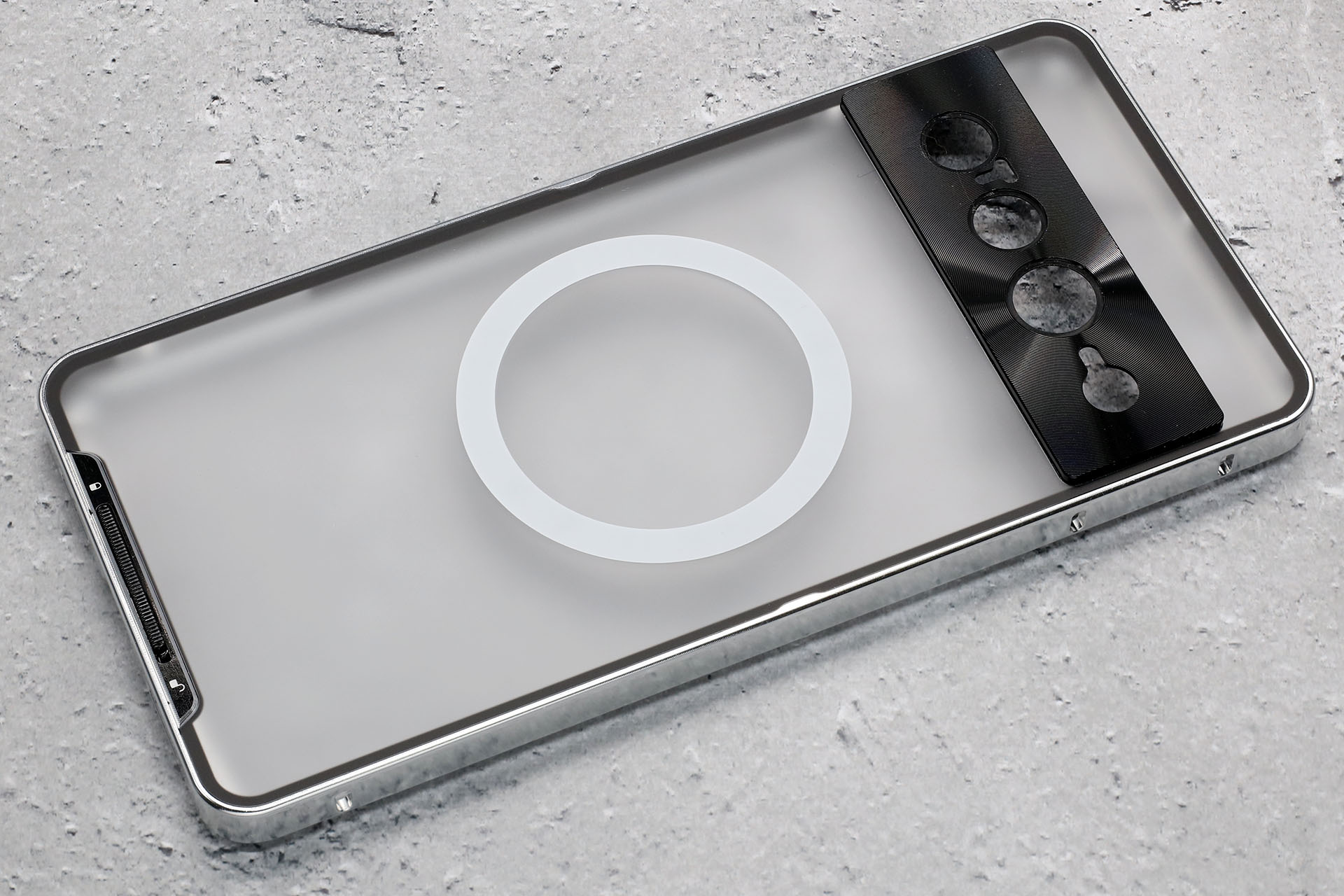 アルミ製のバンパーに半透明＋黒の背面パネルが装着されるスタイルの「Pixel 7 Pro」用ケース。各ボタンへのアクセスもスピーカーからの音も妨げることがない