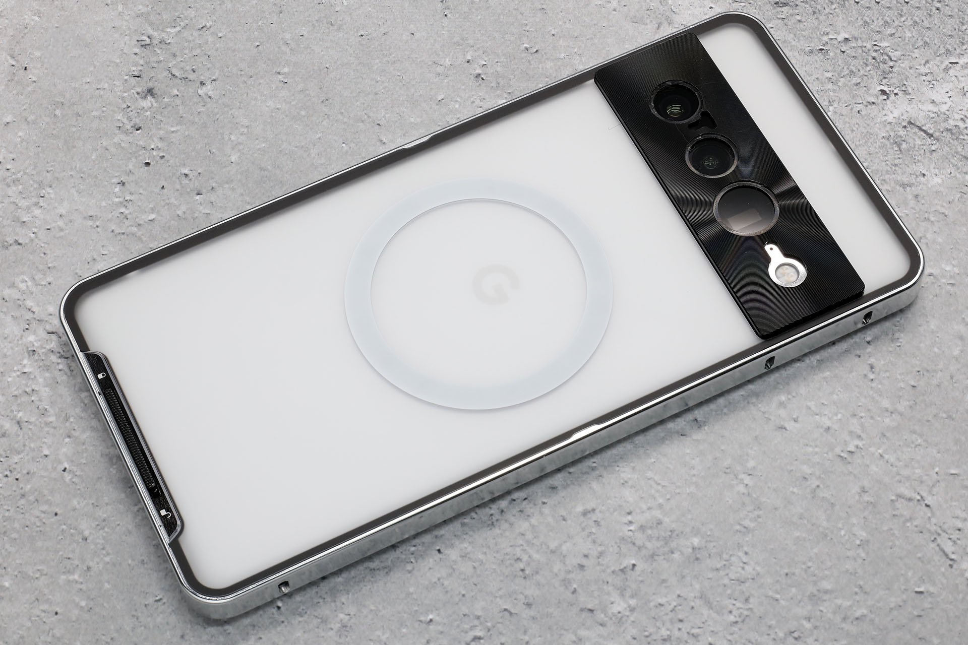 背面パネルをパチンと閉じて……