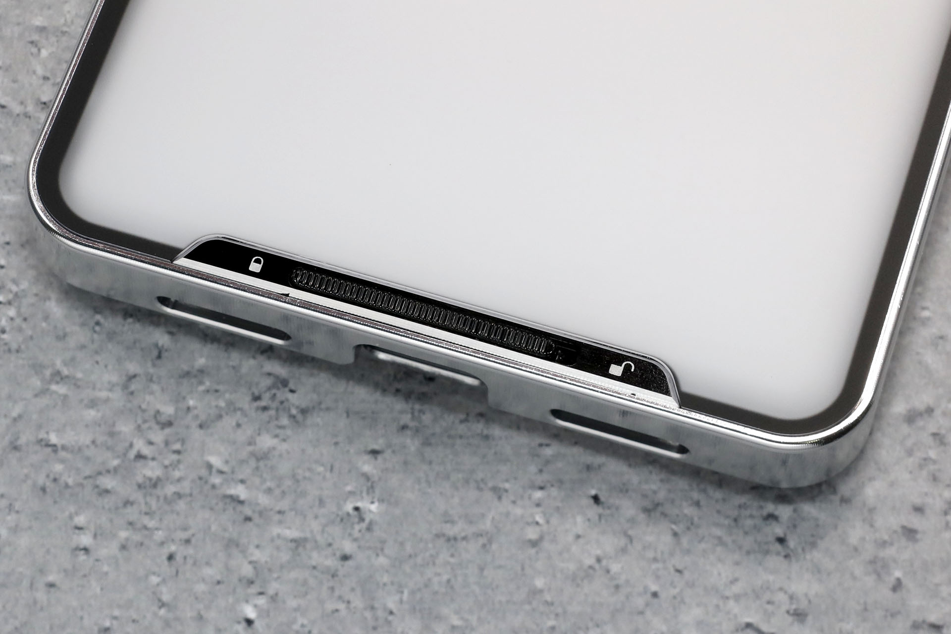 背面パネル下部のロック機構で背面パネルを固定する