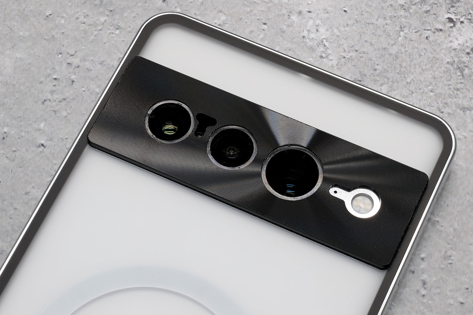 ちなみに、レンズ部は透明の樹脂フィルターのようなもので保護されていたが、「Pixel 7 Pro」の画質が落ちるかもと思って強引に外した。フィルターを指でギュッと押し出したらペキッと外れた。フィルターを外した状態でもレンブが奥まった位置にあるので、一応は保護されている