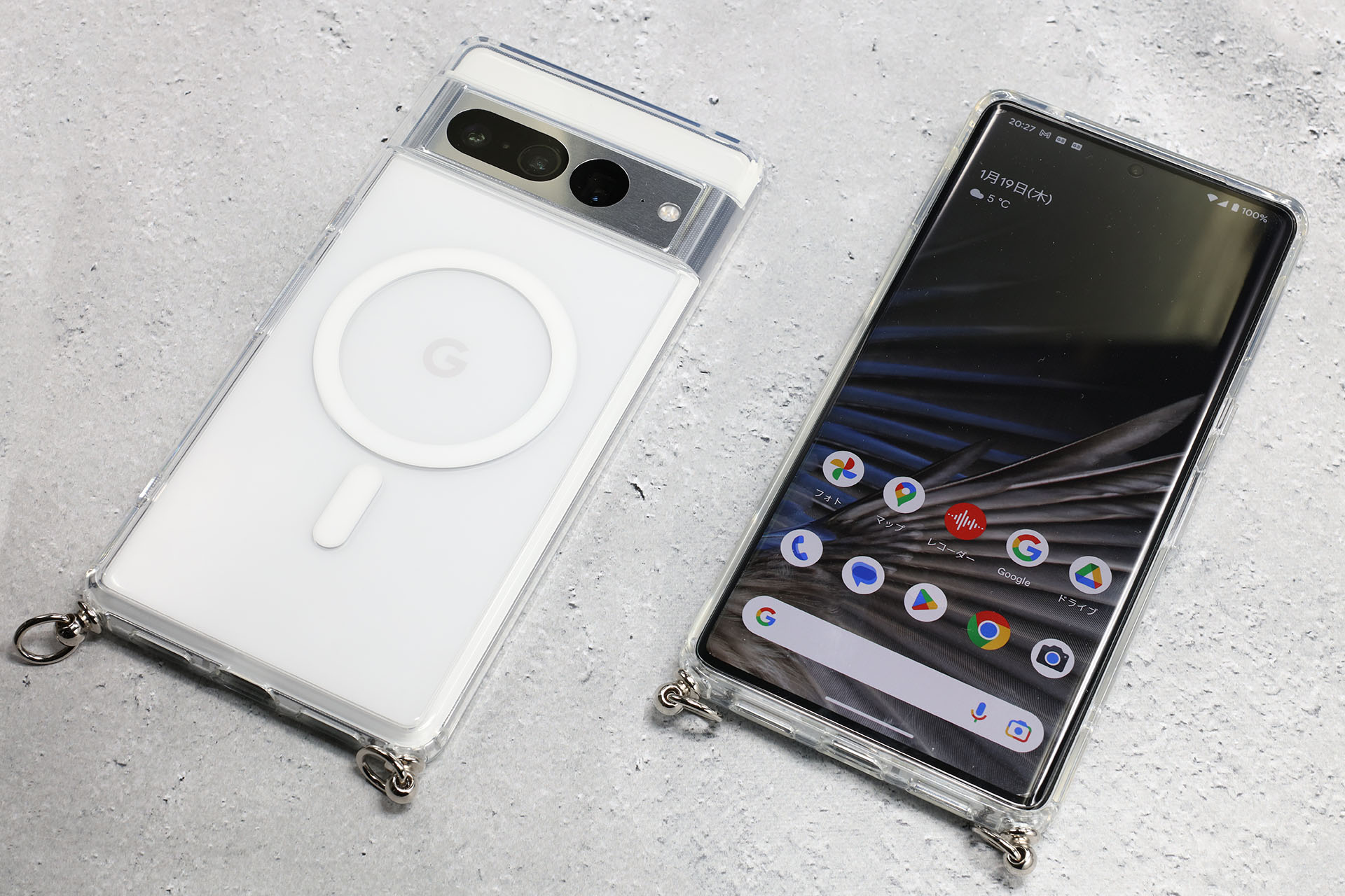 「Pixel 7 Pro」を入れた様子。各ボタンやスピーカーなどに干渉せず、画面やカメラ部が机面に直接接しないような保護形状になっている