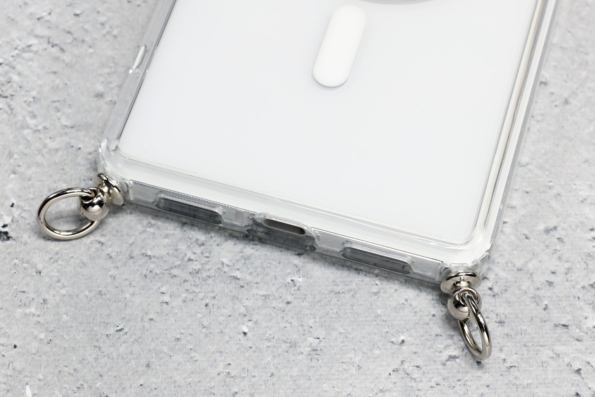 ケース下部に付属のストラップなどを装着できるリングがある。のだが、リングが動いてカチャカチャいってうるさい感じ