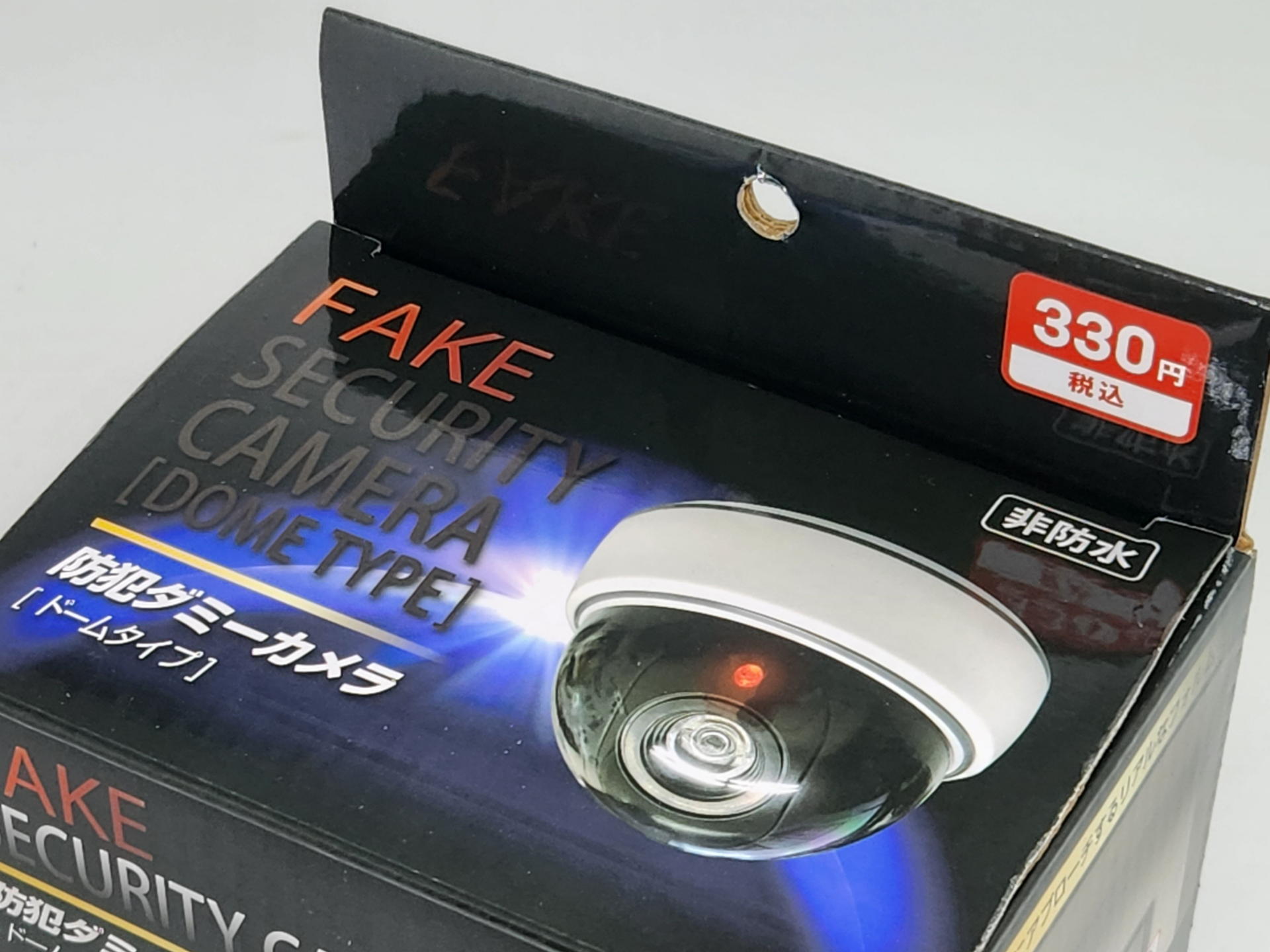 ダミーカメラとは言え税込330円はさすがダイソーだ。ツボを分かっている。「非防水」の文字がヒカル！