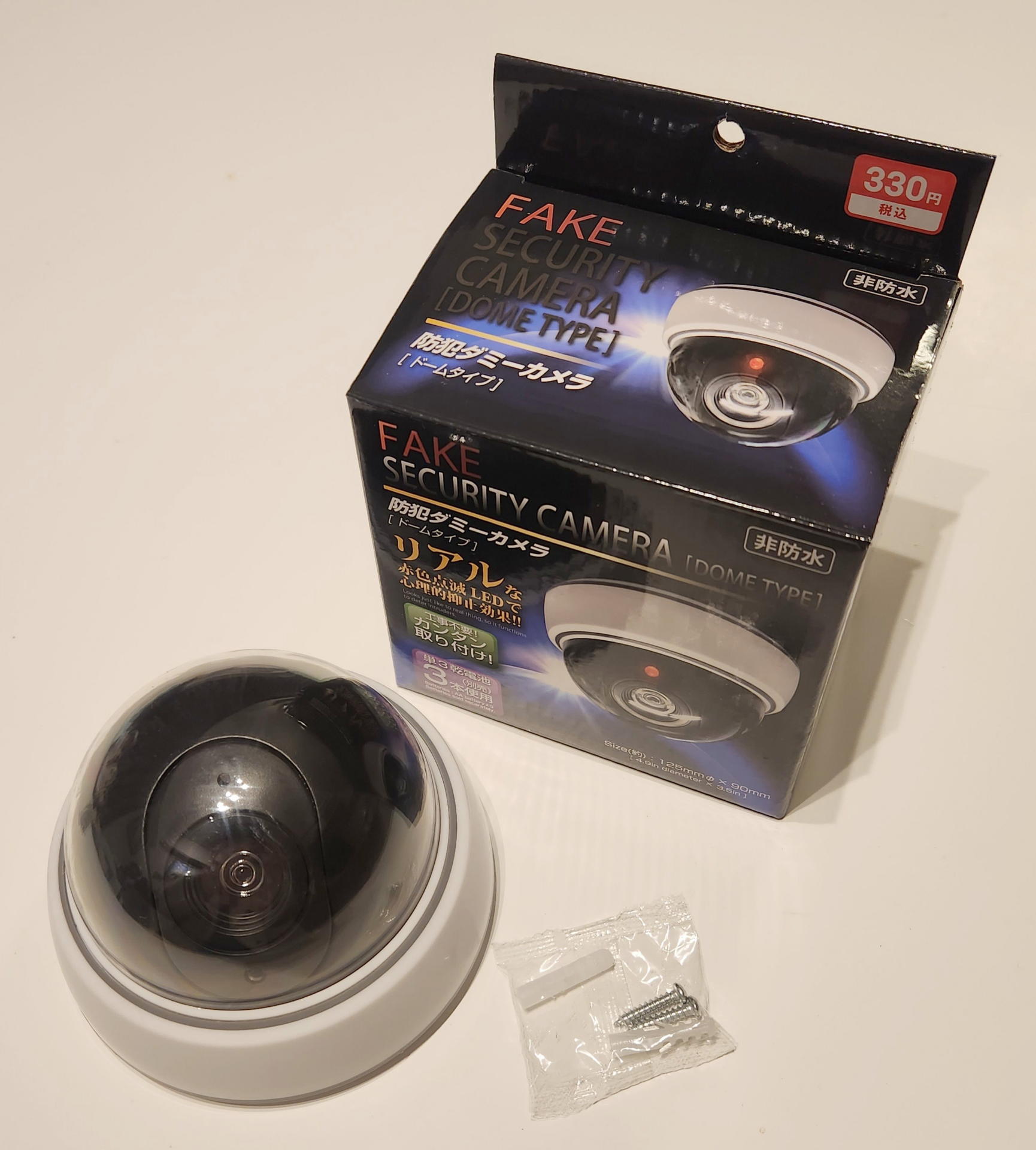 内容物は本体「ドーム型 防犯ダミーカメラ」とネジ2本、アンカー2個だけ