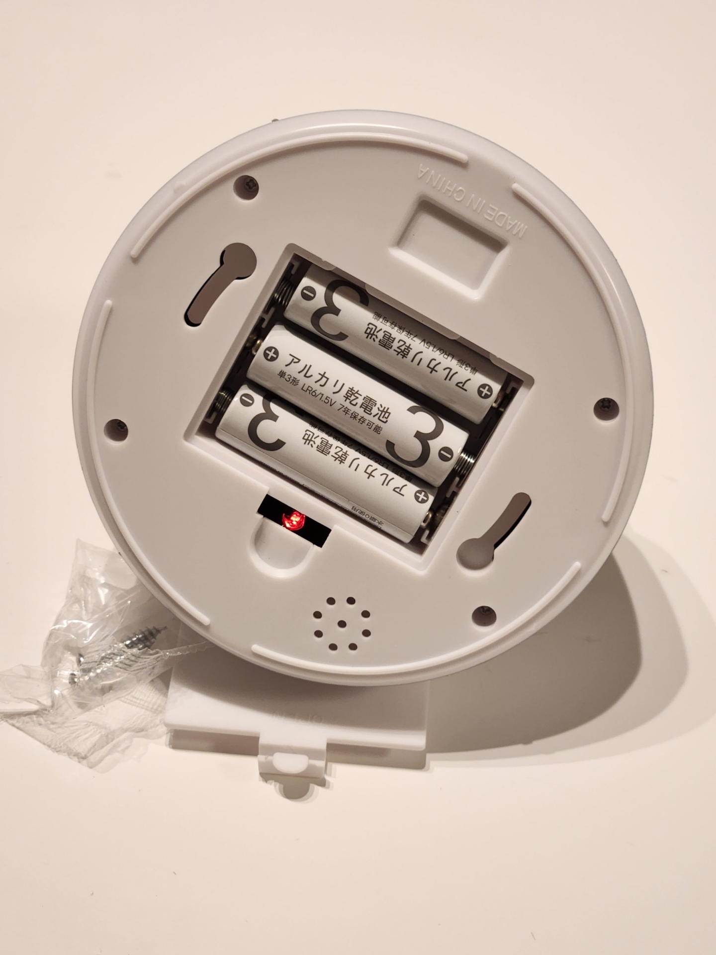 単3乾電池3本で3カ月、赤色LEDは24時間点滅を繰り返して周囲を威圧してくれる