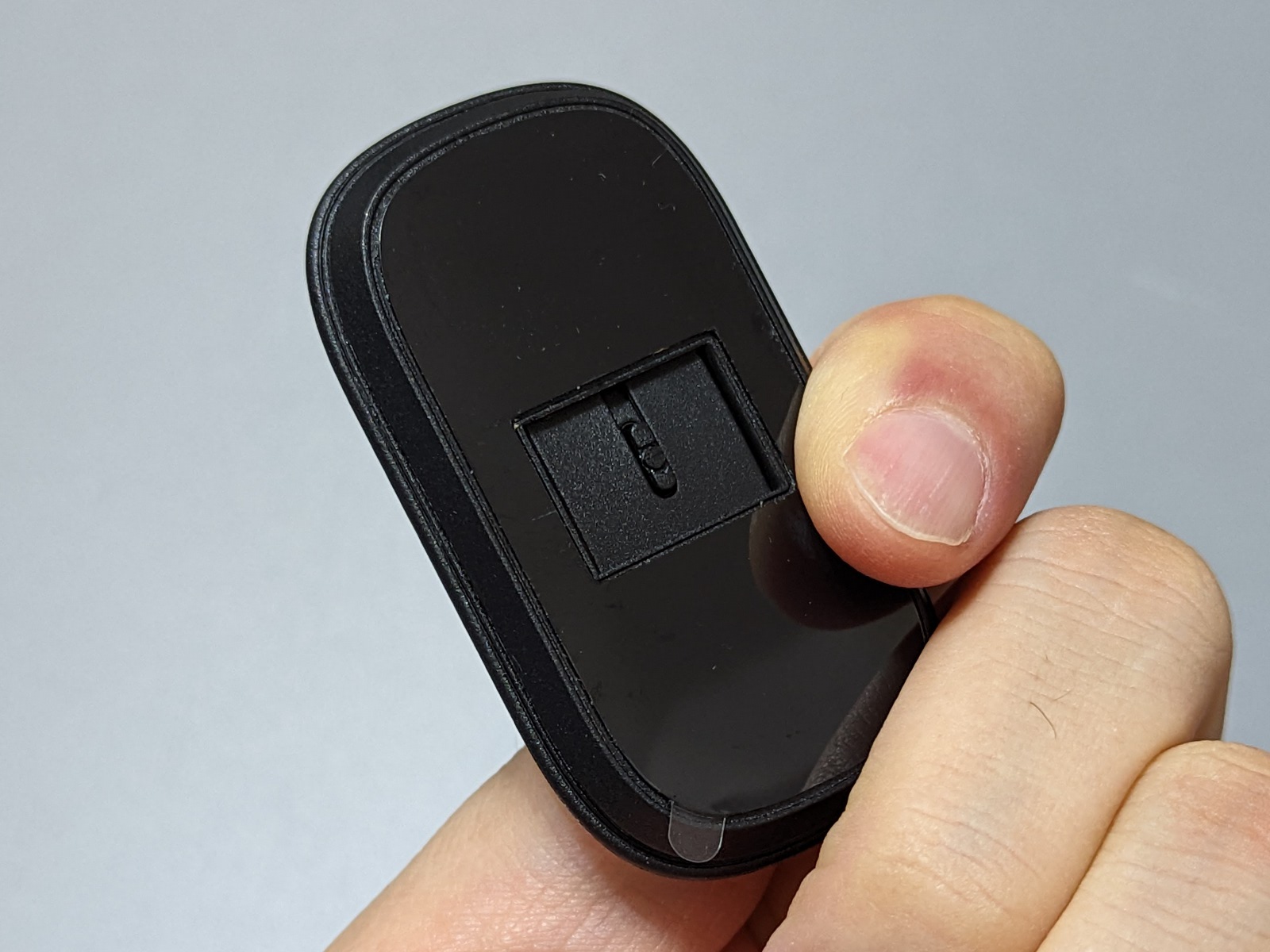 裏面のテープでデバイスに貼り付ける。直接ではなく保護ケースに貼り付けたほうがよいだろう