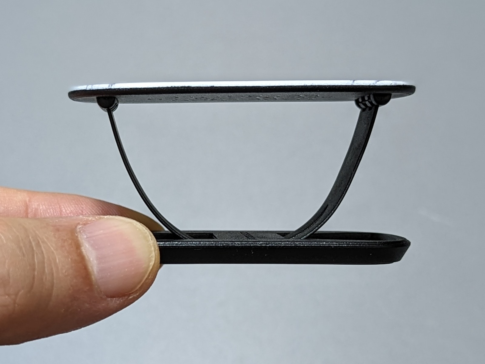 引っ張ると左右の樹脂パーツがアーチ状に伸びてこのような形状になる