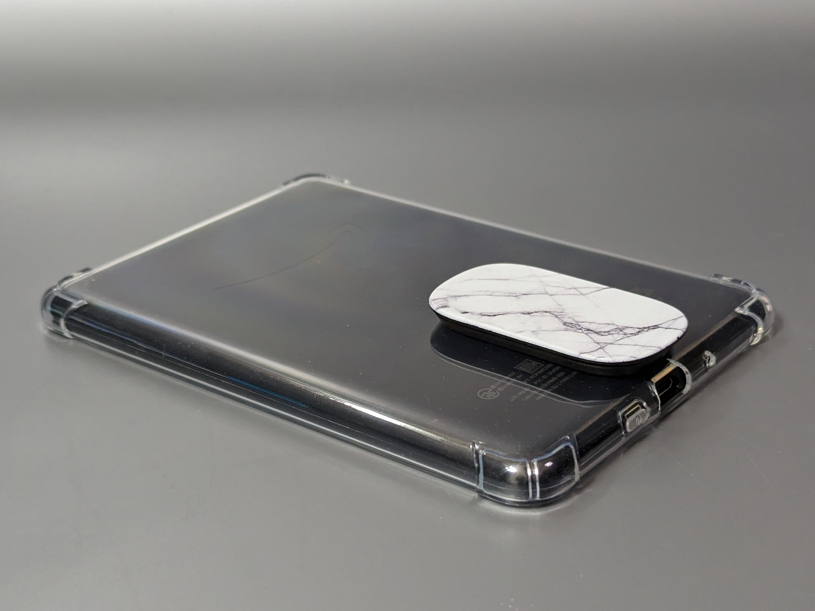 たたんだ状態。ポケットに入れるとなるとやや気になる厚みだ