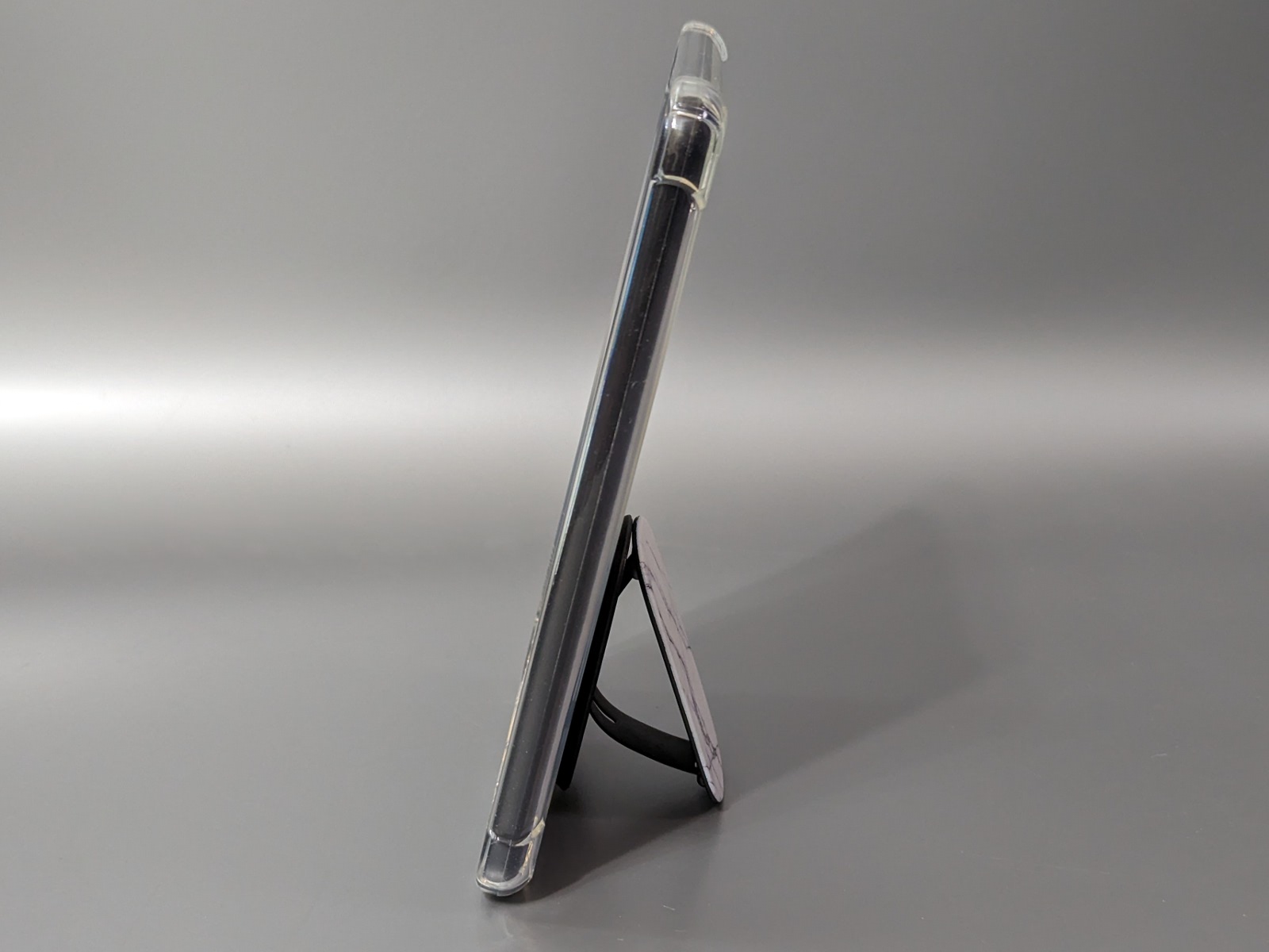 横から見たところ。アーチ状の部品をスライドさせて角度を調節しているのが分かる