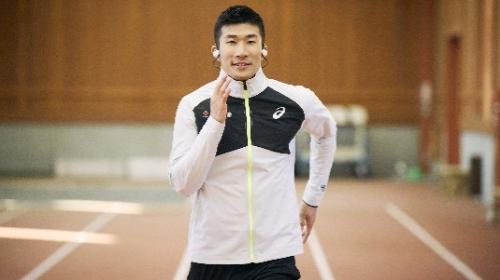 装着イメージ。右は陸上競技 桐生祥秀選手（日本生命）