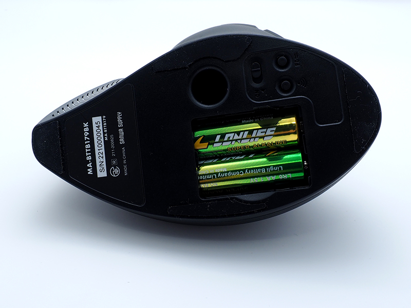 裏面に電源と接続スイッチ。単3電池2本で動作