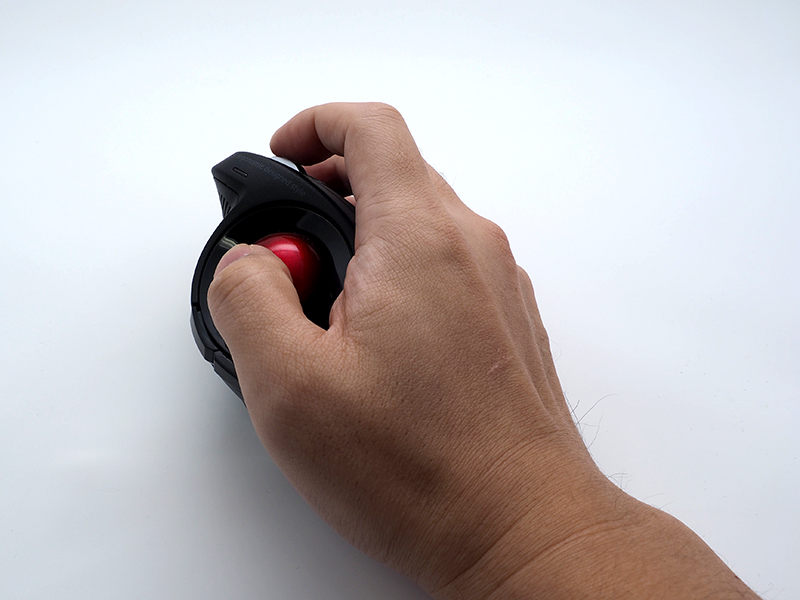 手を置くと手首は宙に浮く。人差し指のホイール操作は独特だが、操作はしやすい