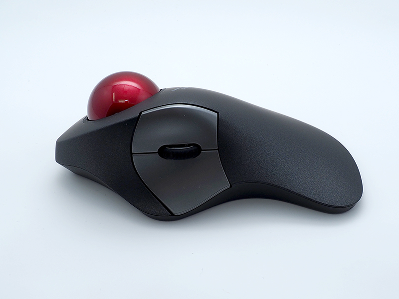 大きめのボールを人差し指で操作する。親指の位置にボタン2つとホイールが配置されている