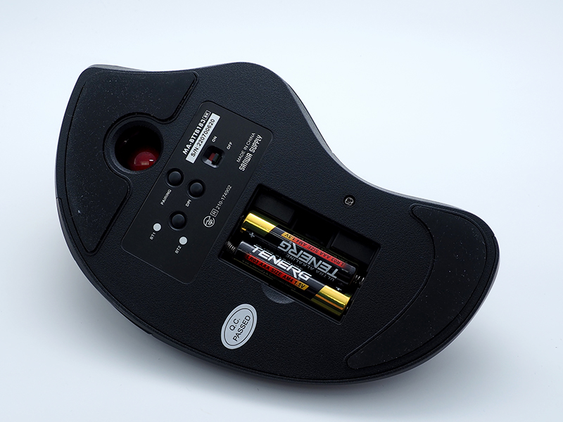 裏面に電源と接続スイッチのほか、カウント切り替えスイッチも配置される。こちらは単4電池2本で動作