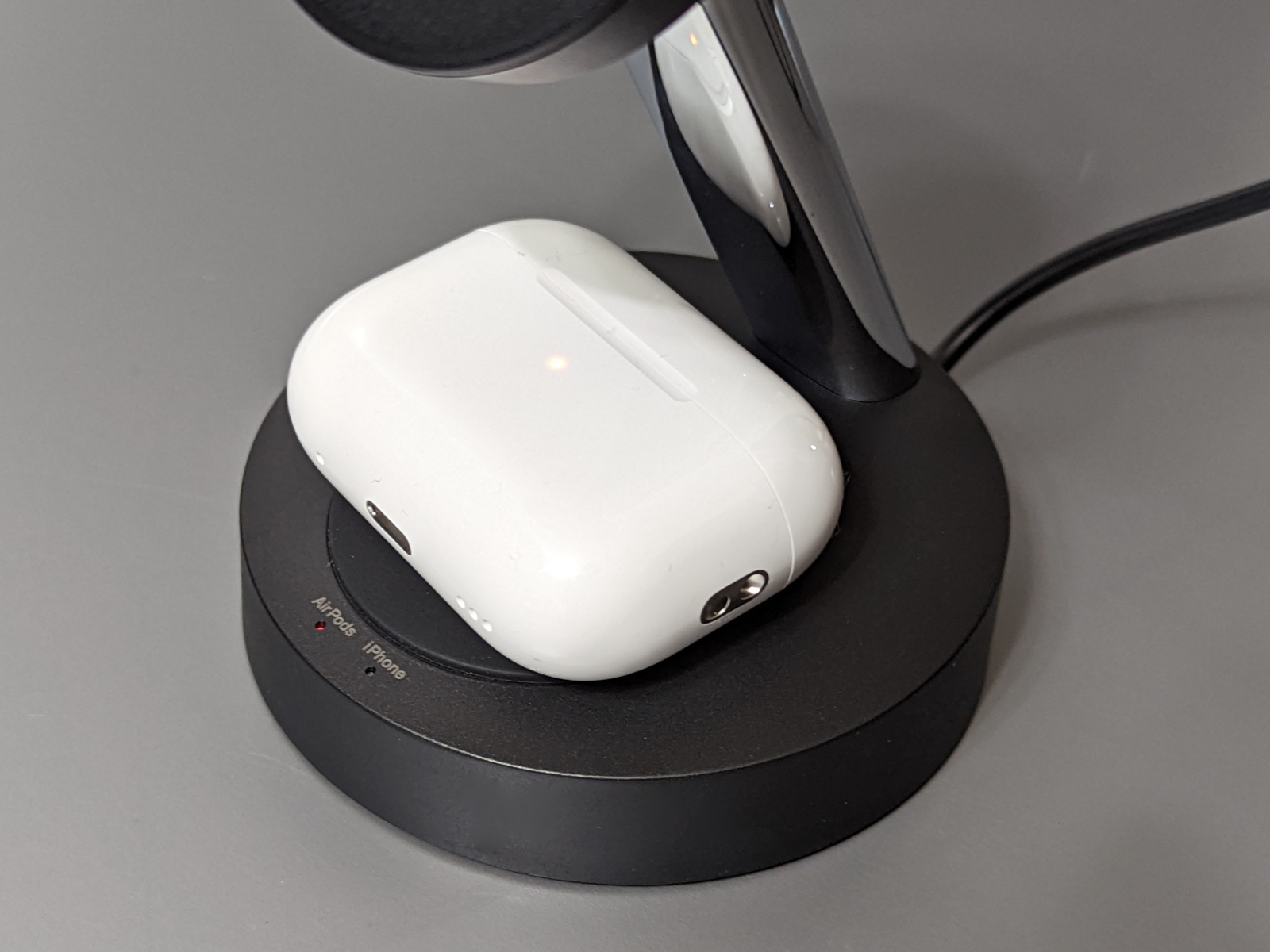 AirPodsは台座部分で充電する。ステータスは手前のLEDで判別できる