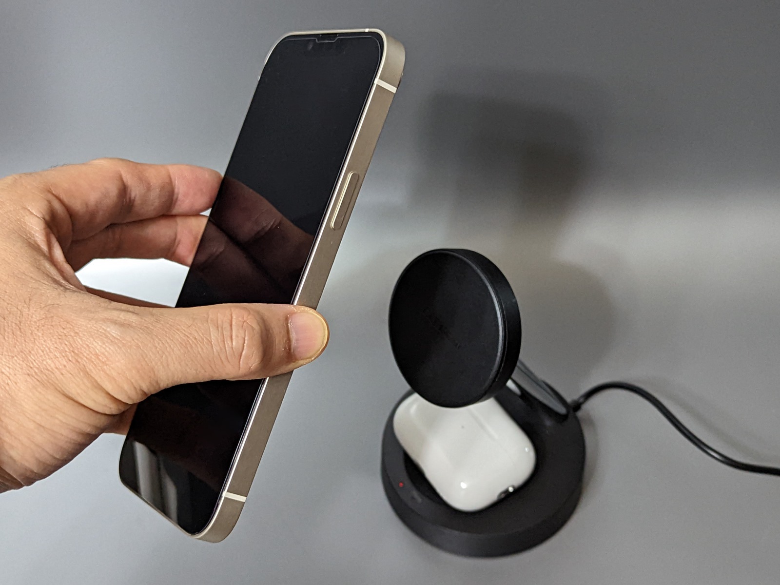 この写真ではiPhone 14 Plusを装着しているが、サイズは大きくても取り付けには余裕がある