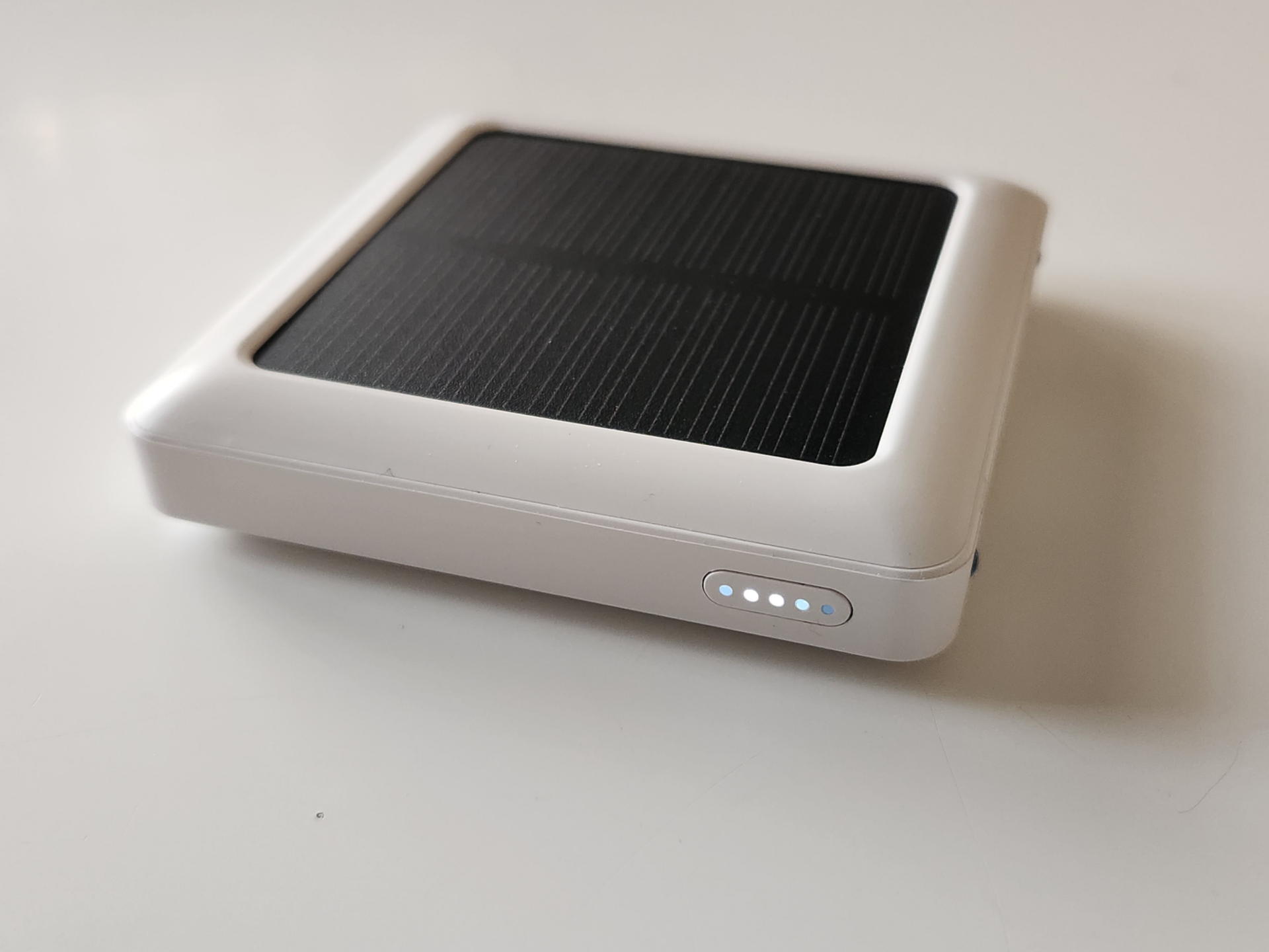 約4時間の太陽独り占めでLEDインディケーターは確実に3個点灯（51％～75％）のゾーンまで充電出来た