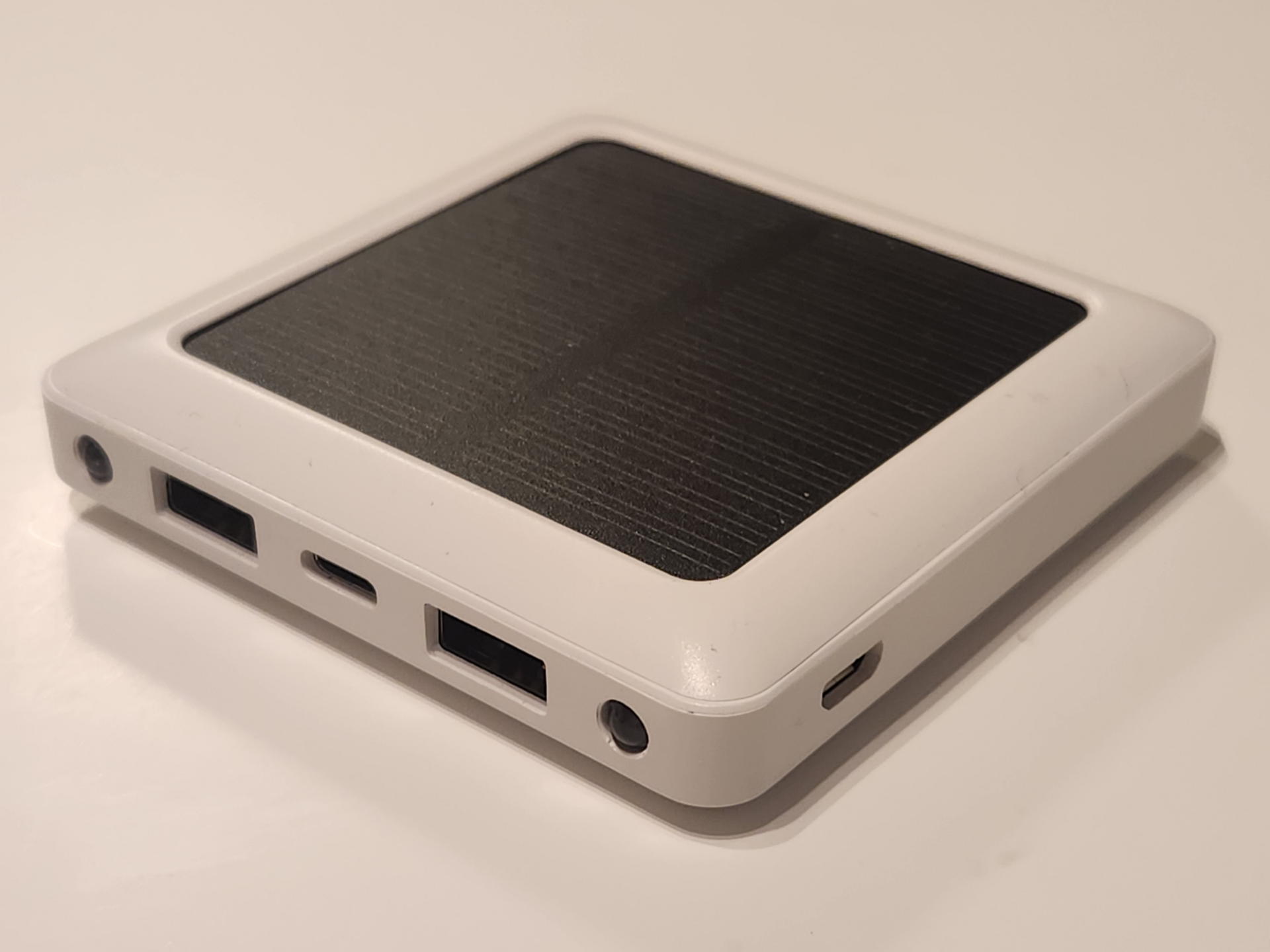 USBポートは全部で4つ。本体の充電は付属のmicroUSBケーブルで行う。Type-Cポートでの充電も出来るがType-Cケーブルはユーザーで用意する必要がある