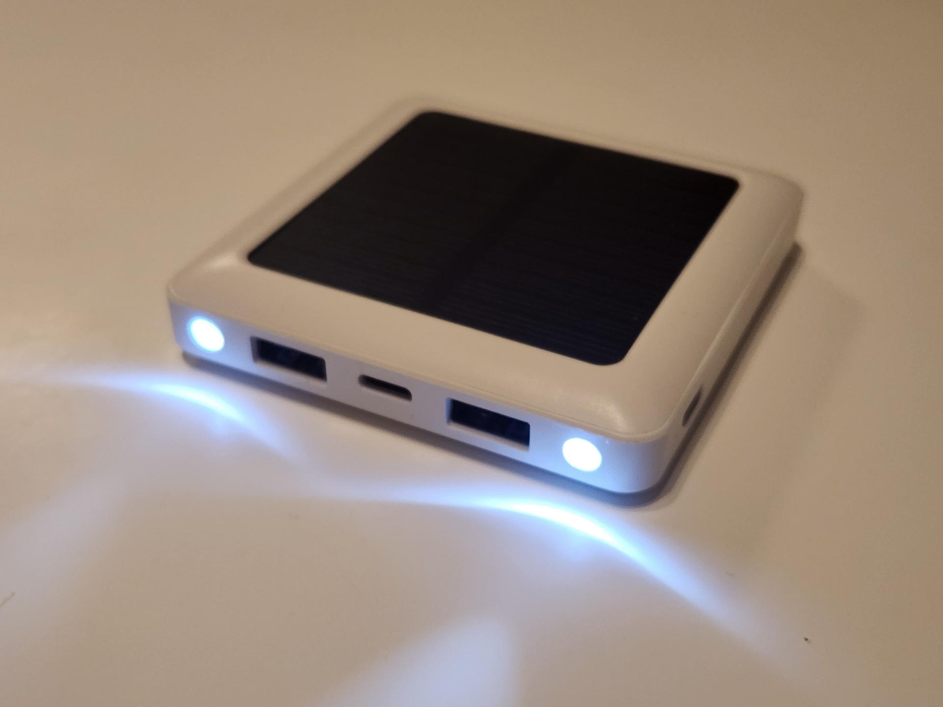 懐中電灯代わりの2個のLEDは電源ボタンを長押しすることで点灯する