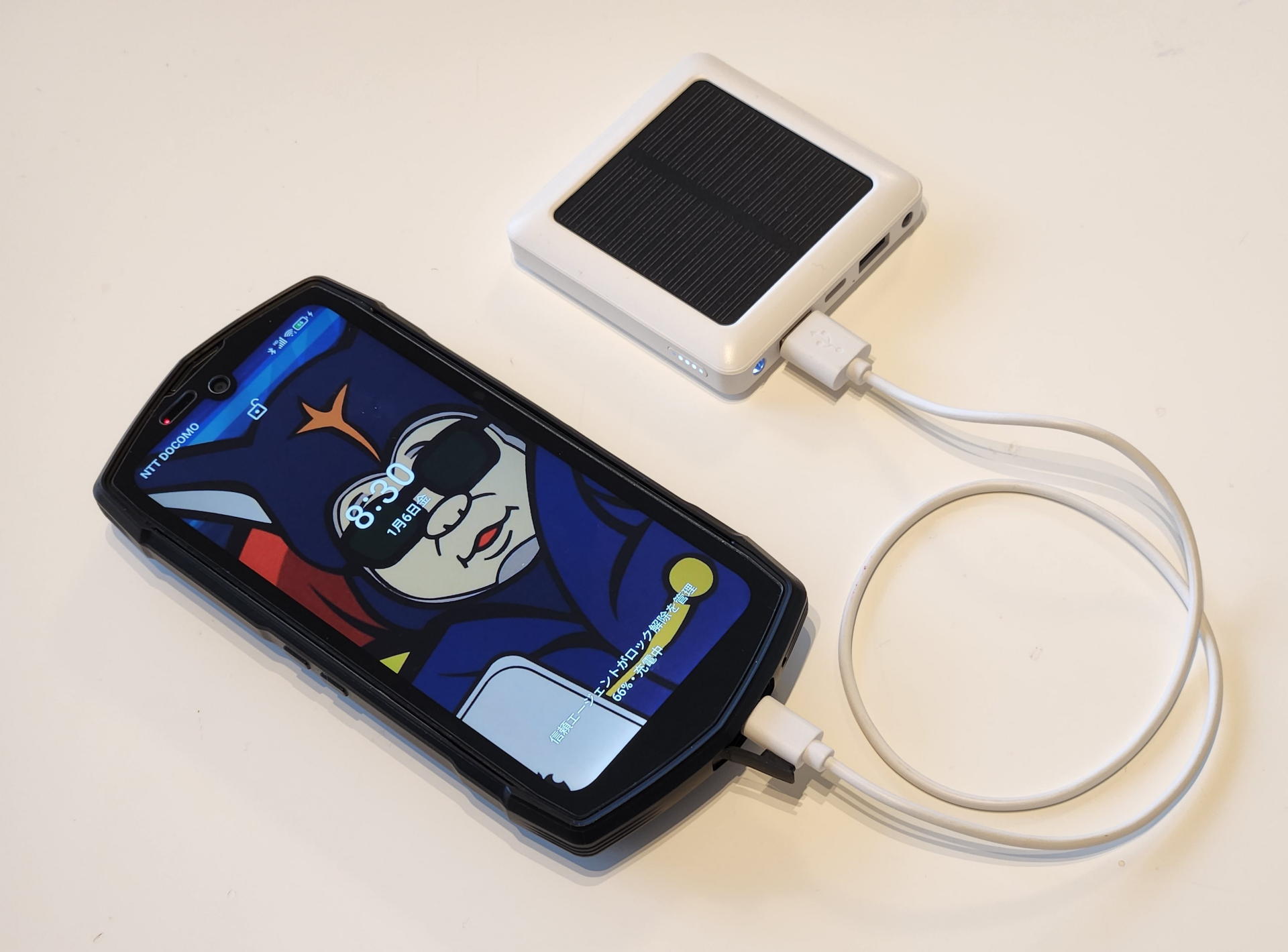 ソーラー充電モバイルバッテリーの残量をゼロにするために筆者のスマホに充電中