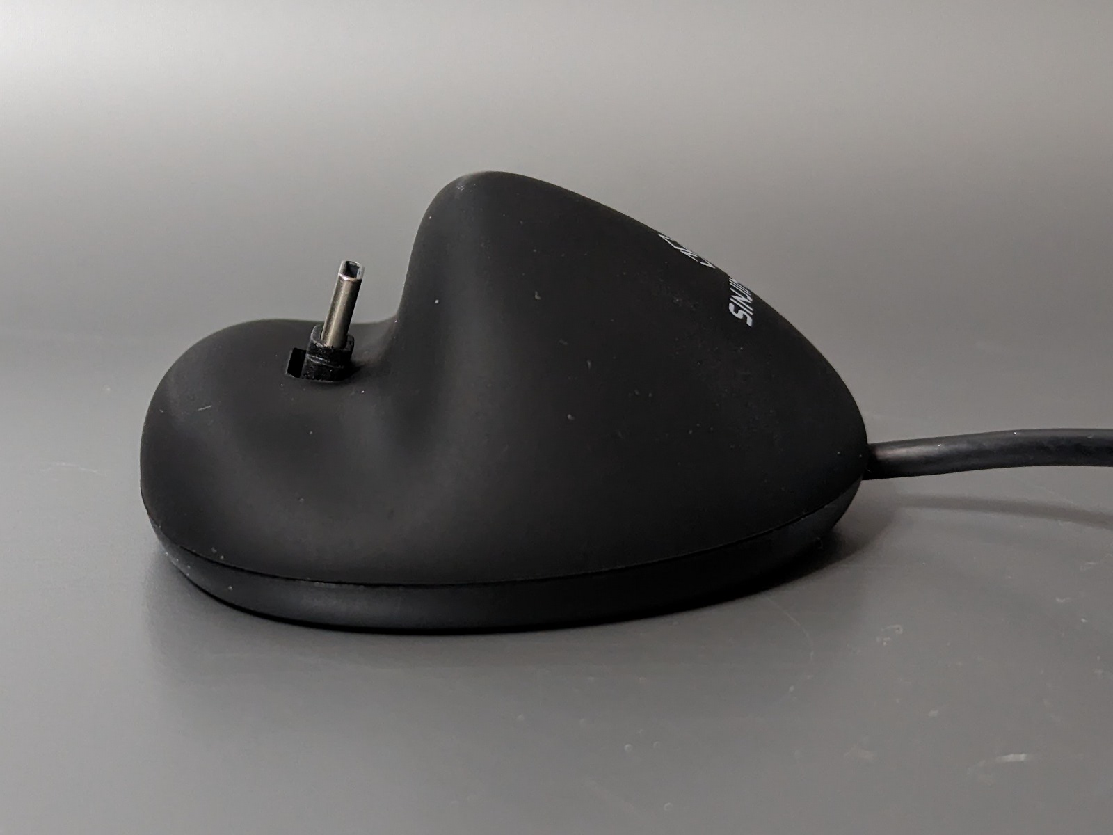 横から見たところ。スマホを支えるコネクタは角度の微調整が行える