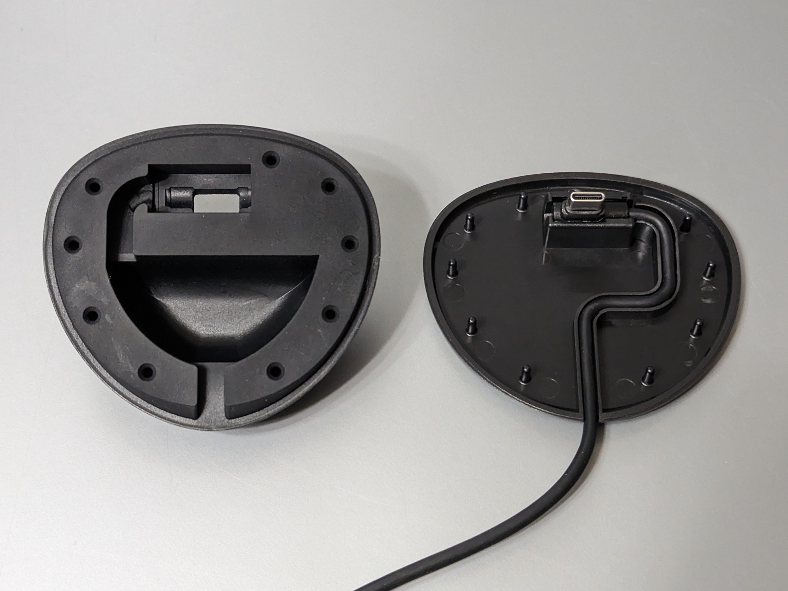 台座を分解したところ。ケーブルは取り外しが可能