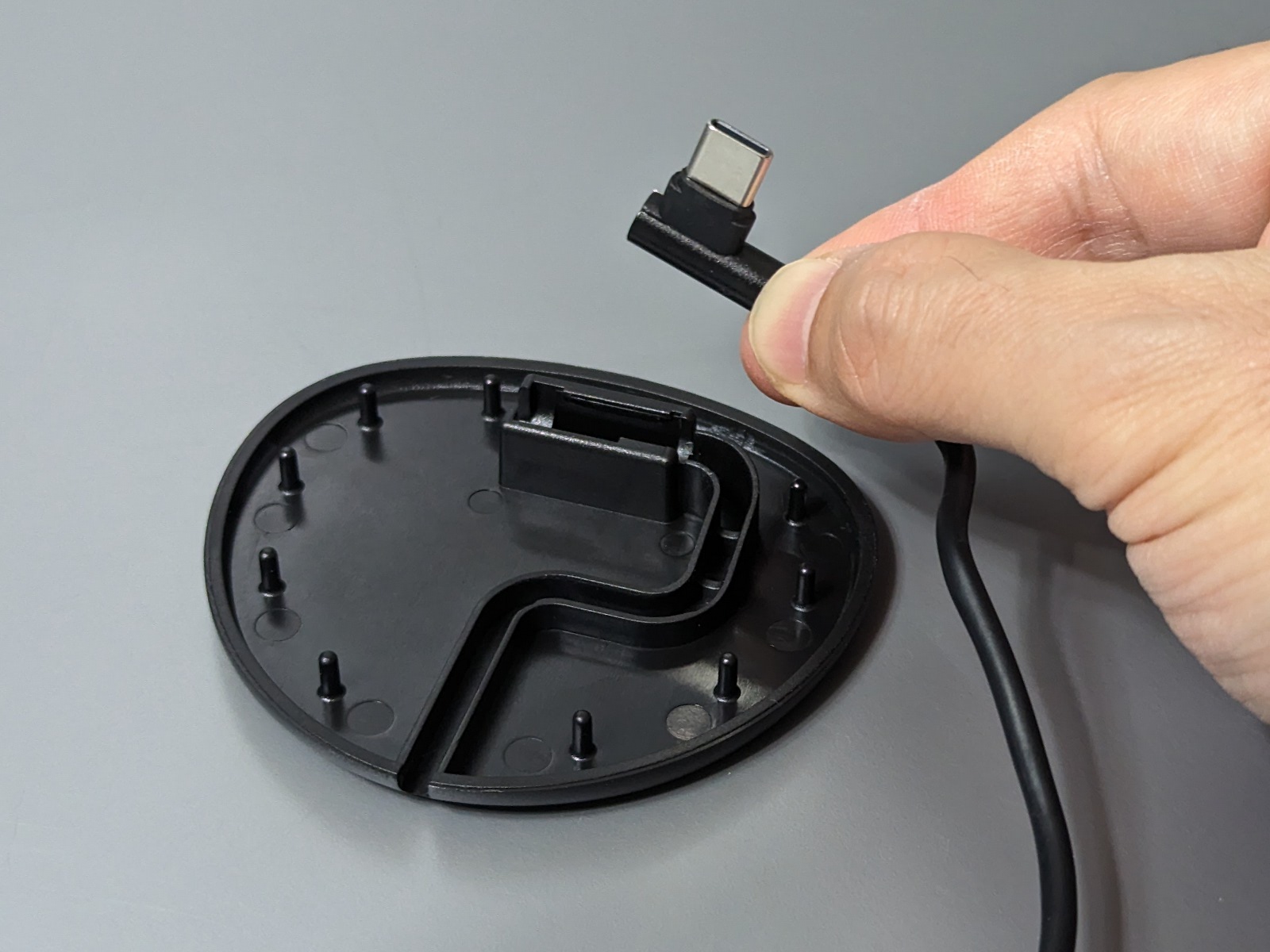 同社の<a href="https://www.amazon.co.jp/dp/B08DF3YNSD" class="strong bn" target="_blank">L字ケーブル</a>と交換も可能