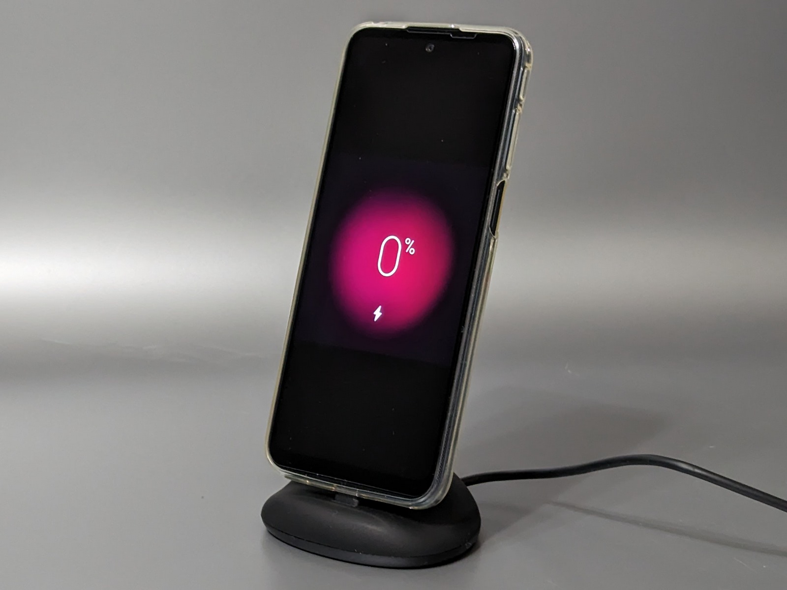 ワイヤレス充電に対応しないスマホを立てて充電が行える